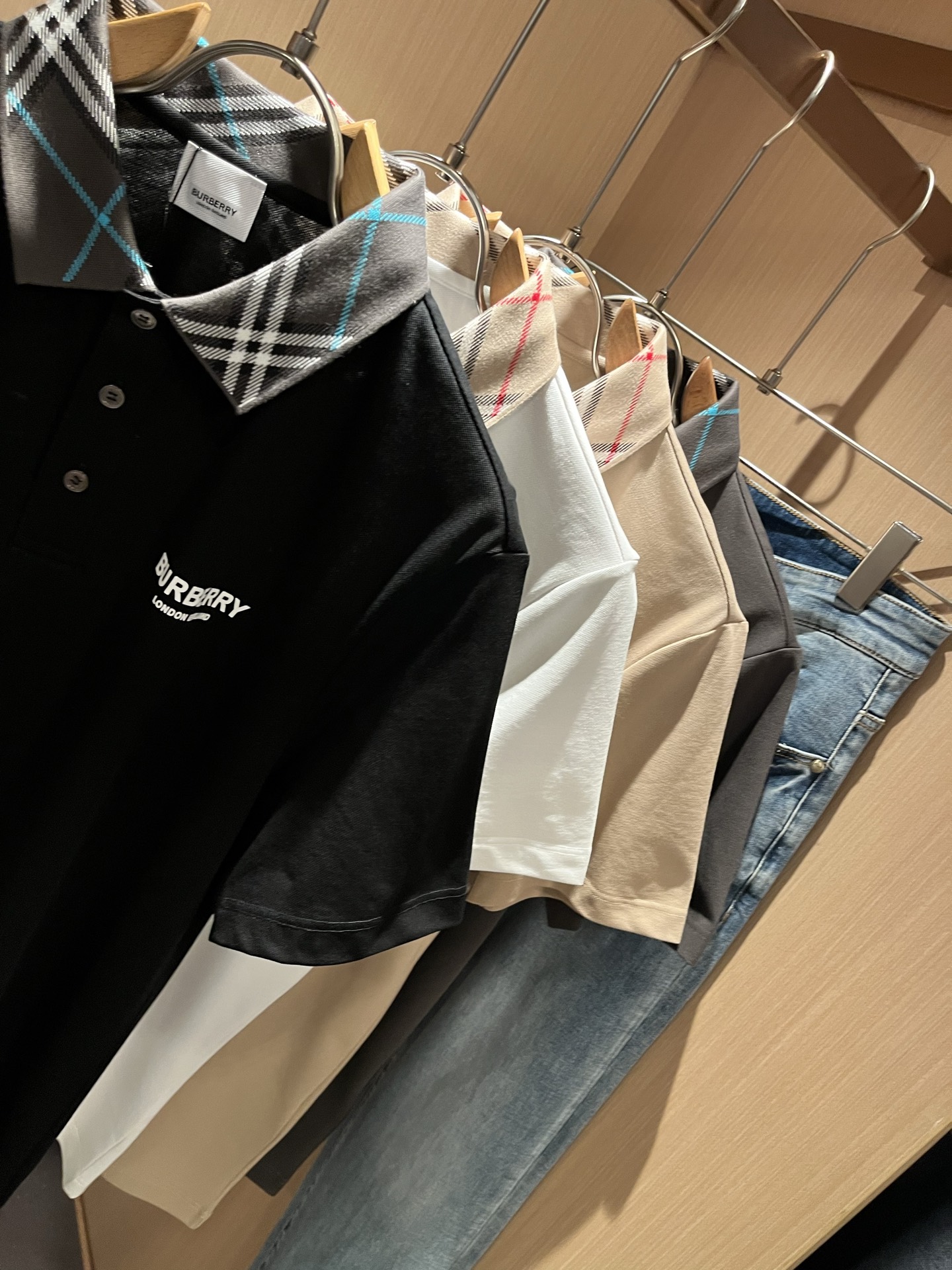 Bur*erry 巴*莉 2025春夏新款男士短袖Polo衫，品牌最新设计元素！既不单调也不复杂,恰到好