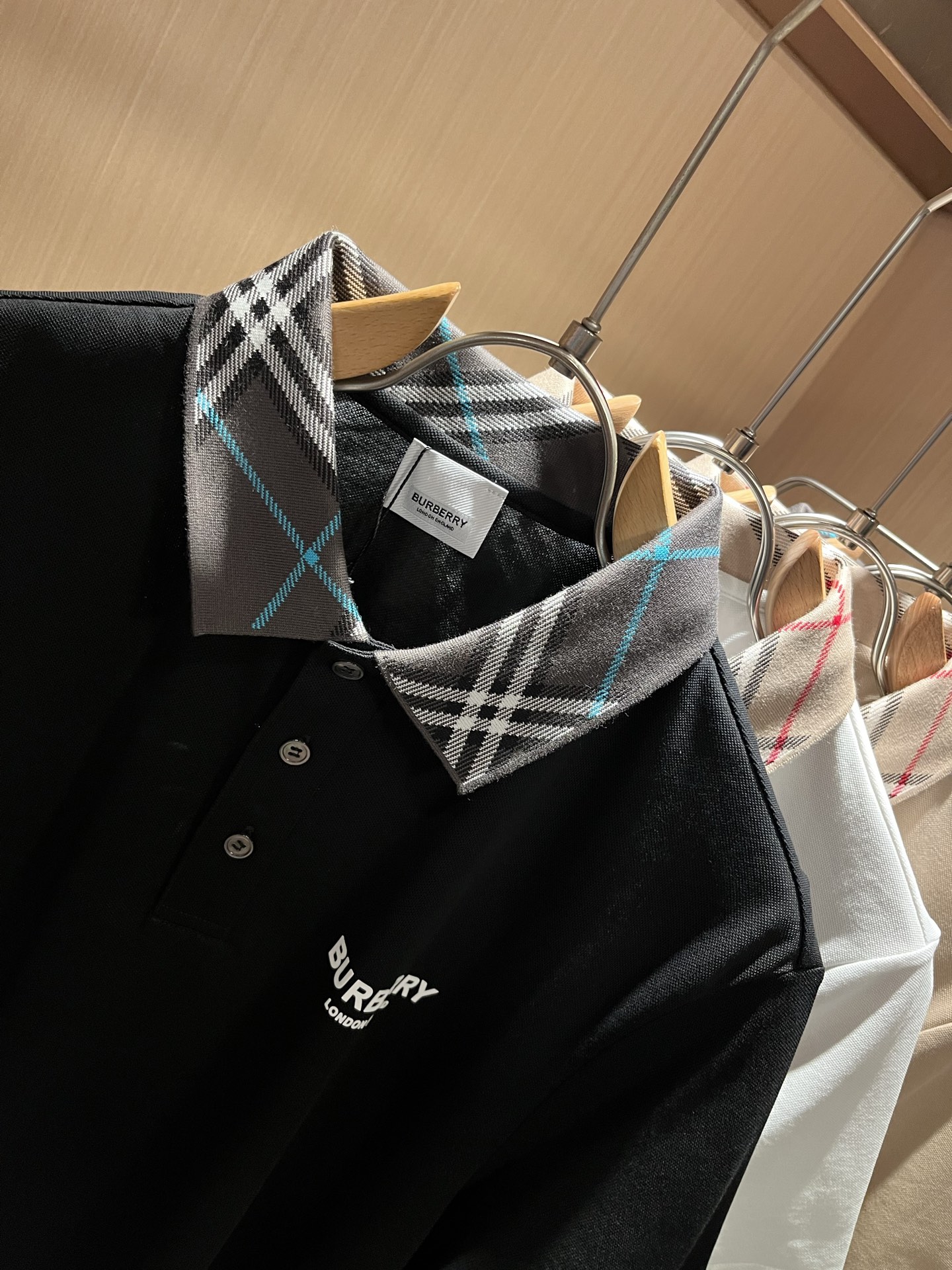 Bur*erry 巴*莉 2025春夏新款男士短袖Polo衫，品牌最新设计元素！既不单调也不复杂,恰到好