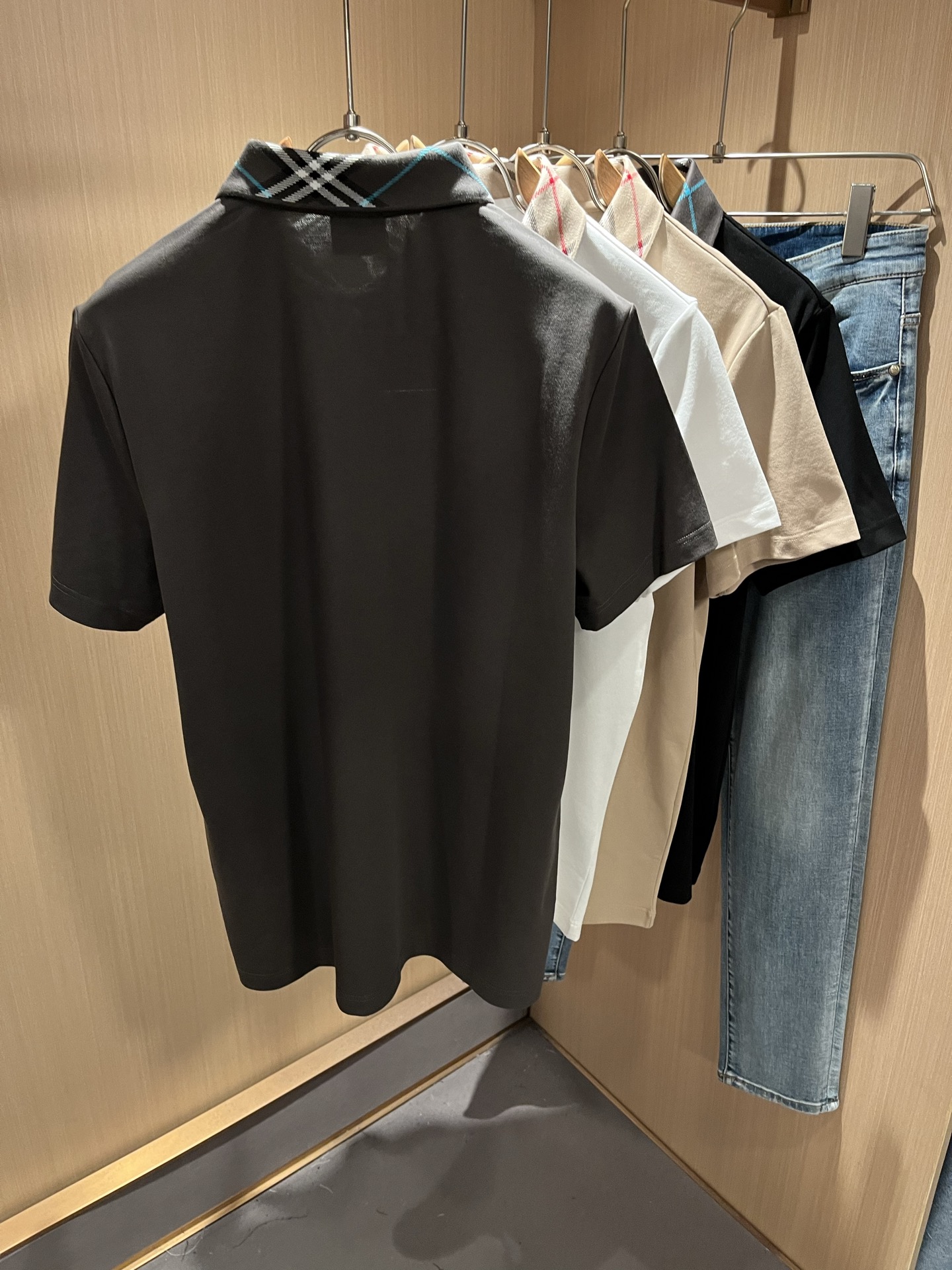 Bur*erry 巴*莉 2025春夏新款男士短袖Polo衫，品牌最新设计元素！既不单调也不复杂,恰到好