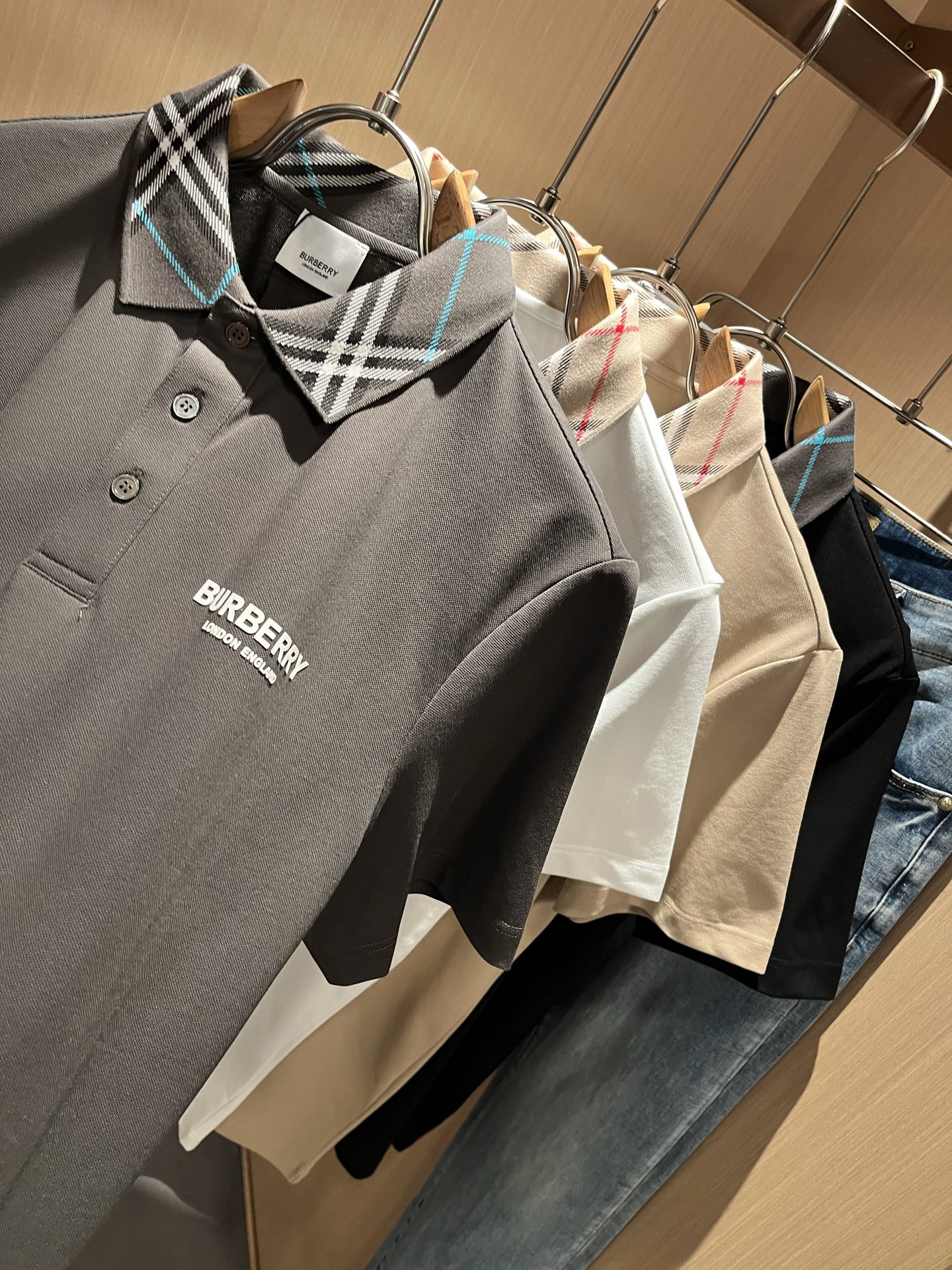 Bur*erry 巴*莉 2025春夏新款男士短袖Polo衫，品牌最新设计元素！既不单调也不复杂,恰到好