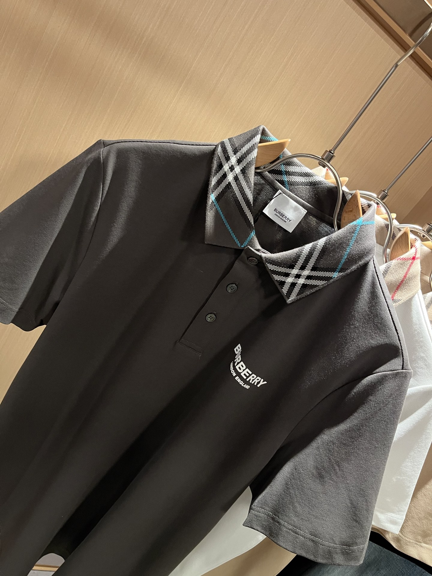 Bur*erry 巴*莉 2025春夏新款男士短袖Polo衫，品牌最新设计元素！既不单调也不复杂,恰到好