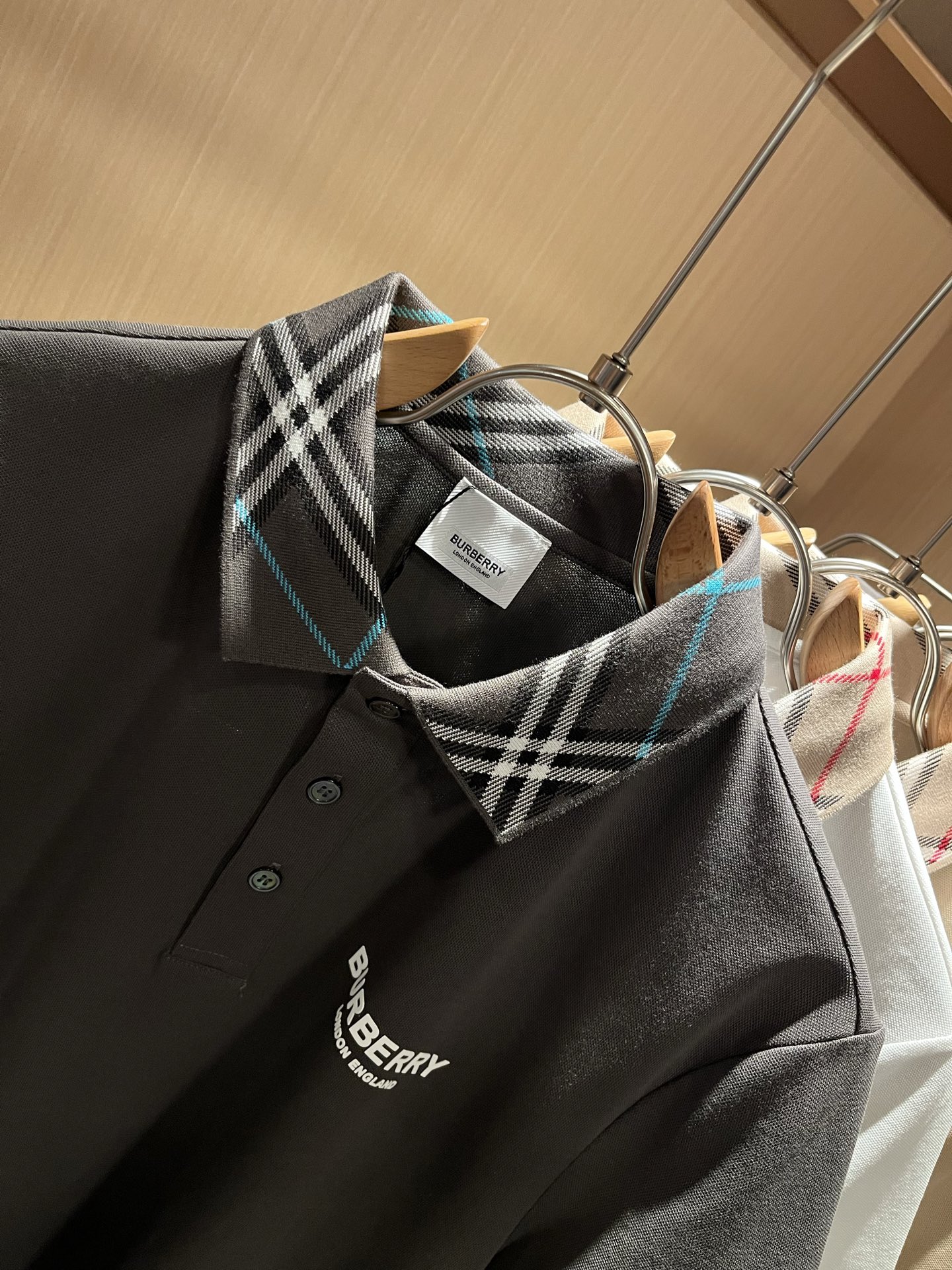 Bur*erry 巴*莉 2025春夏新款男士短袖Polo衫，品牌最新设计元素！既不单调也不复杂,恰到好