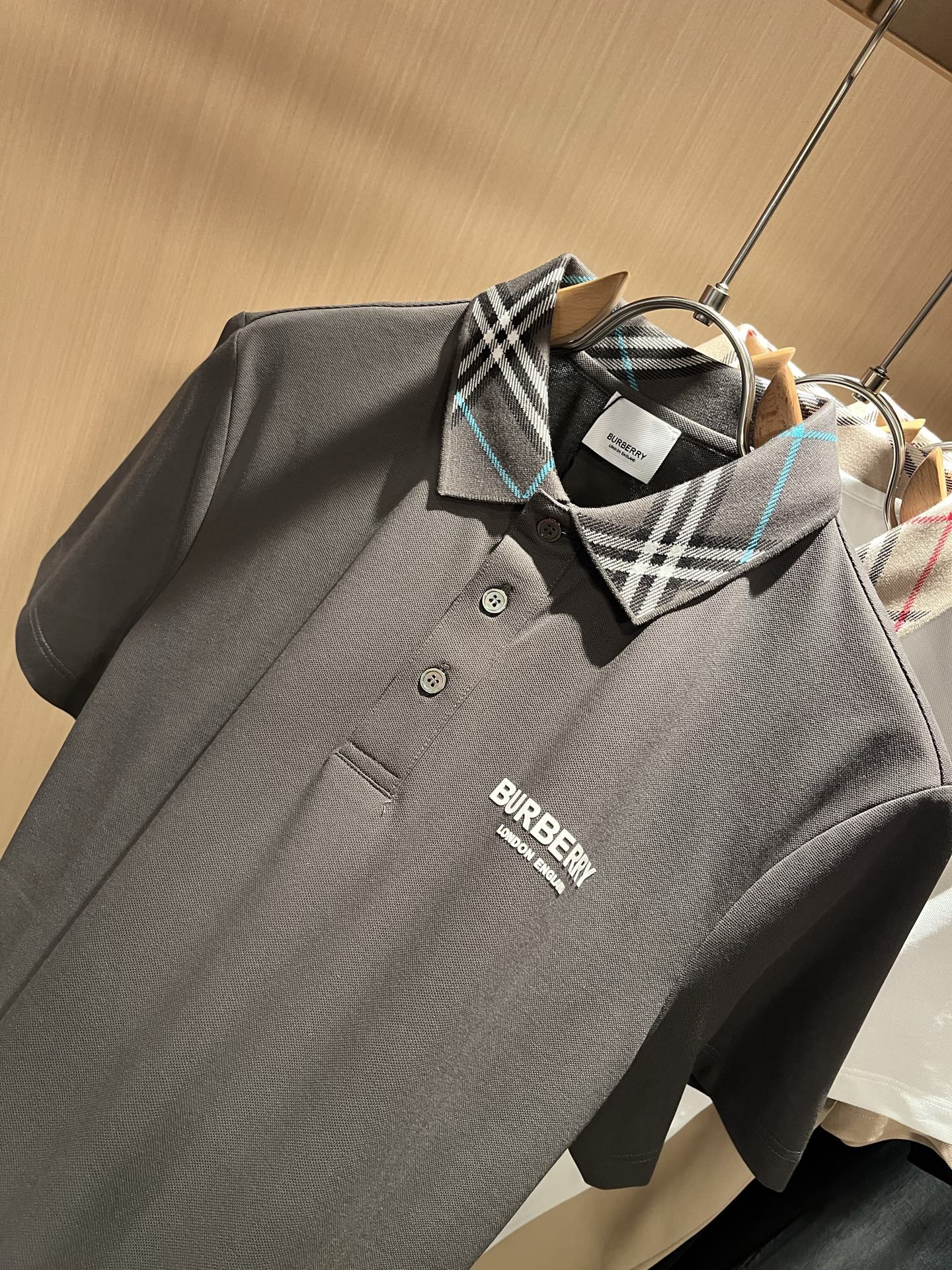 Bur*erry 巴*莉 2025春夏新款男士短袖Polo衫，品牌最新设计元素！既不单调也不复杂,恰到好