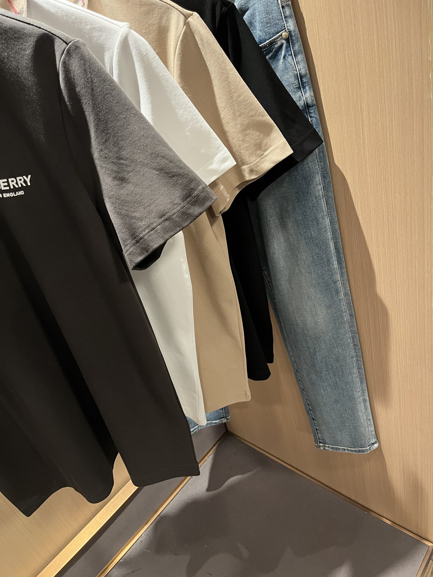 Bur*erry 巴*莉 2025春夏新款男士短袖Polo衫，品牌最新设计元素！既不单调也不复杂,恰到好