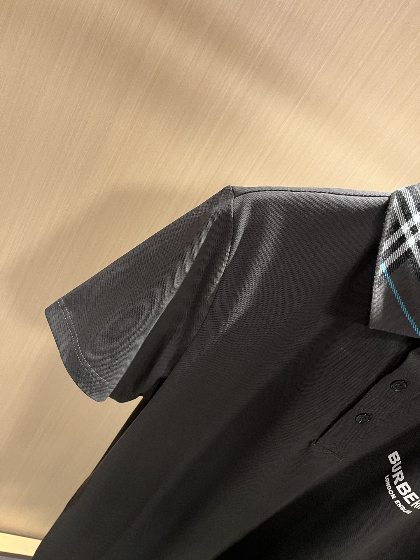 Bur*erry 巴*莉 2025春夏新款男士短袖Polo衫，品牌最新设计元素！既不单调也不复杂,恰到好