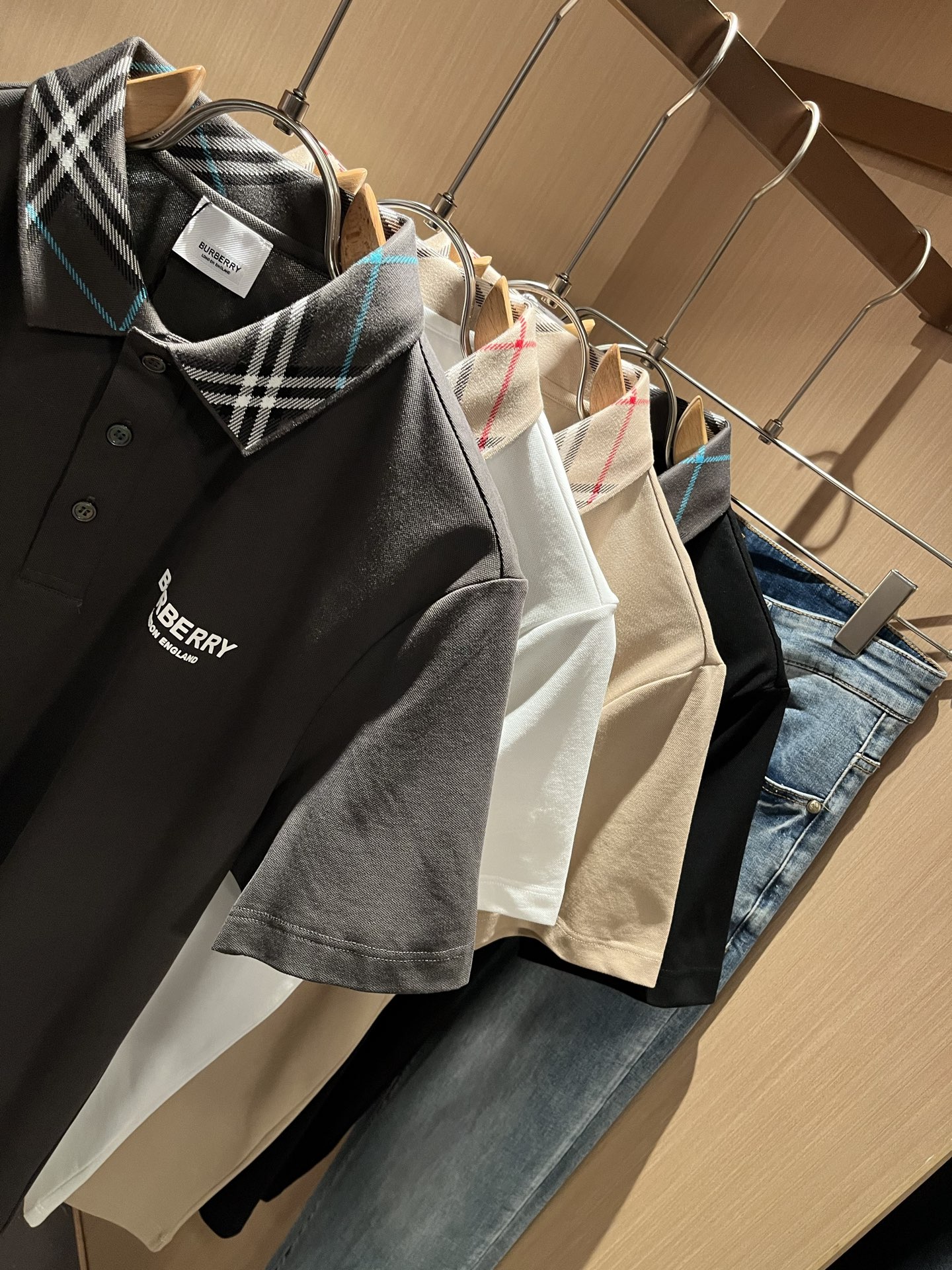 Bur*erry 巴*莉 2025春夏新款男士短袖Polo衫，品牌最新设计元素！既不单调也不复杂,恰到好