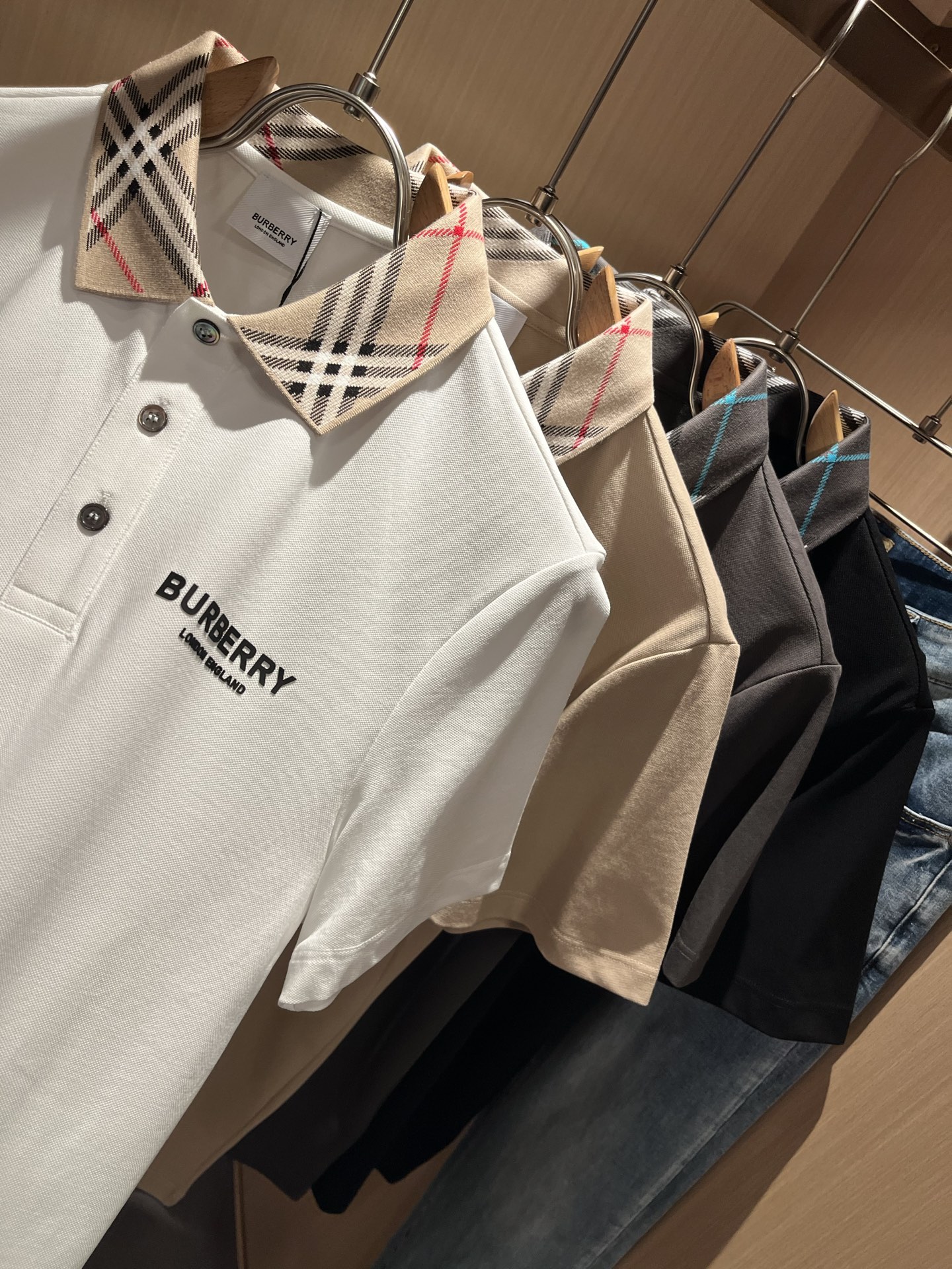 Bur*erry 巴*莉 2025春夏新款男士短袖Polo衫，品牌最新设计元素！既不单调也不复杂,恰到好