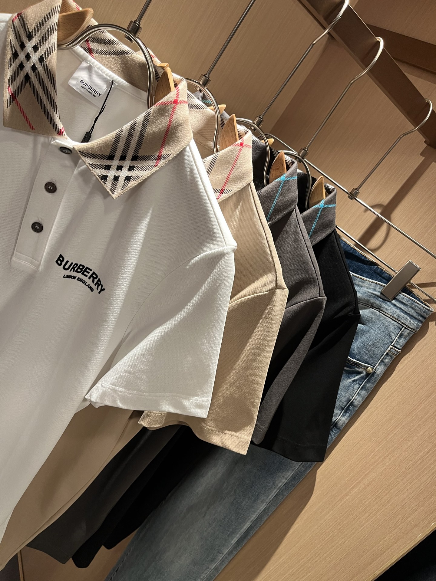 Bur*erry 巴*莉 2025春夏新款男士短袖Polo衫，品牌最新设计元素！既不单调也不复杂,恰到好