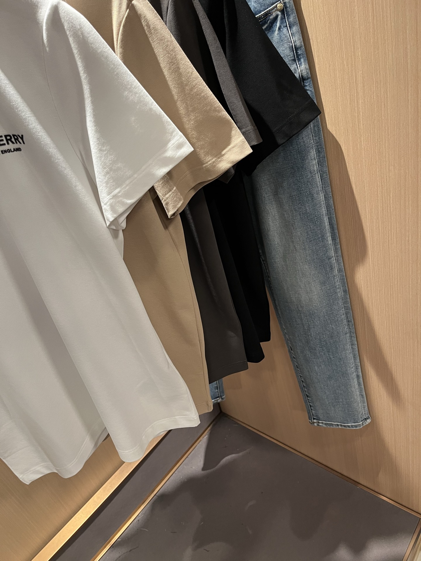 Bur*erry 巴*莉 2025春夏新款男士短袖Polo衫，品牌最新设计元素！既不单调也不复杂,恰到好