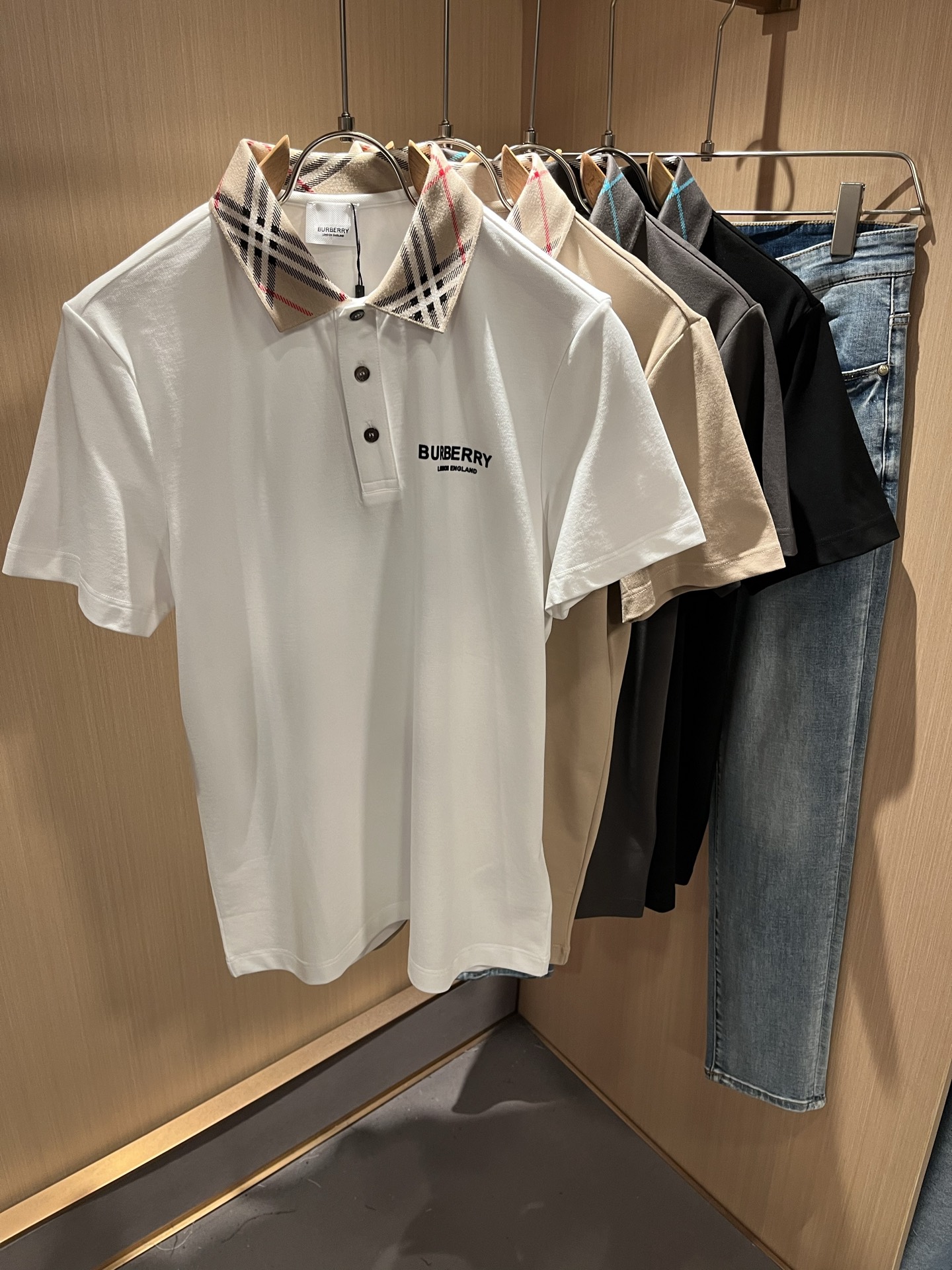 Bur*erry 巴*莉 2025春夏新款男士短袖Polo衫，品牌最新设计元素！既不单调也不复杂,恰到好