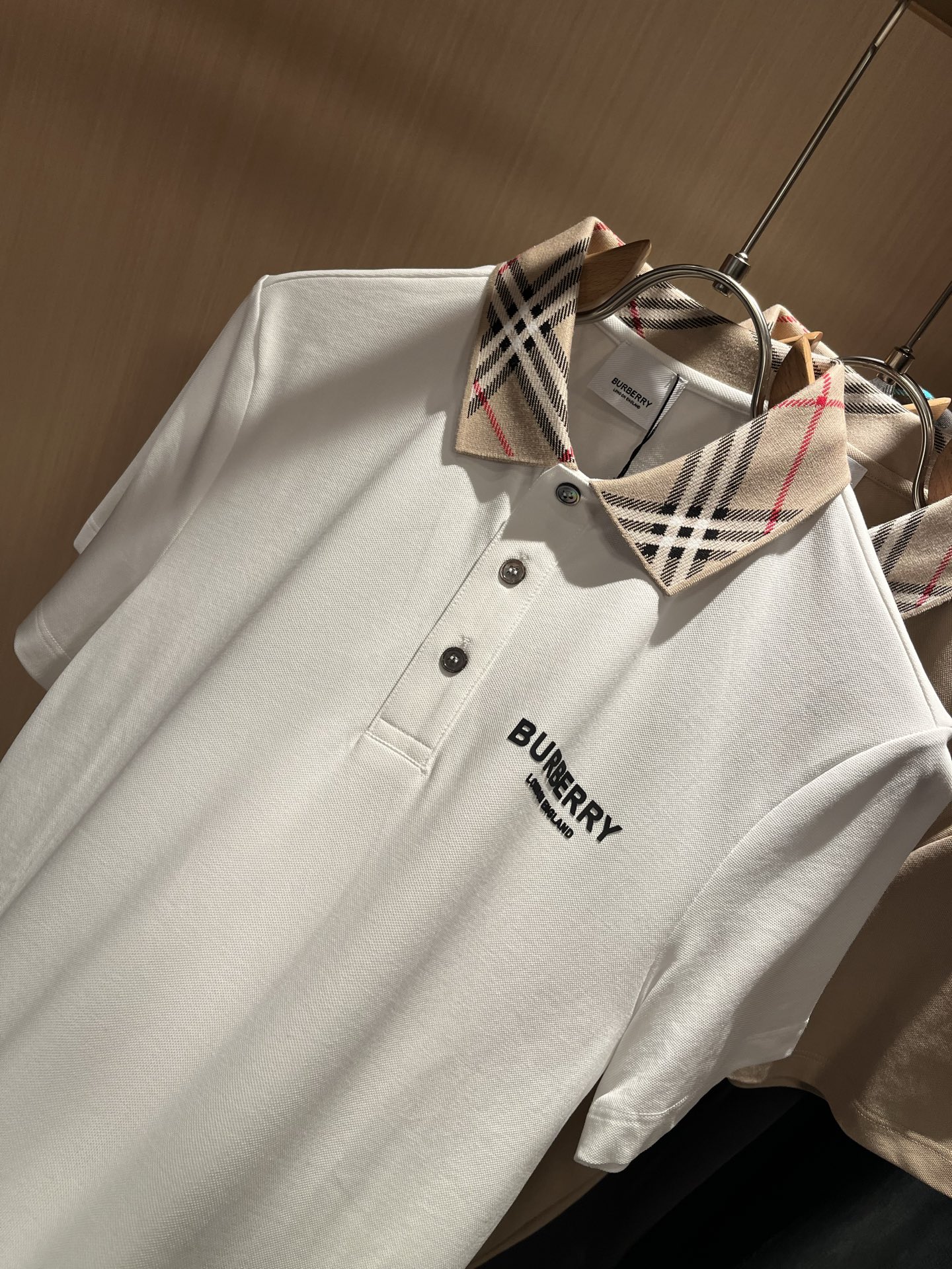 Bur*erry 巴*莉 2025春夏新款男士短袖Polo衫，品牌最新设计元素！既不单调也不复杂,恰到好