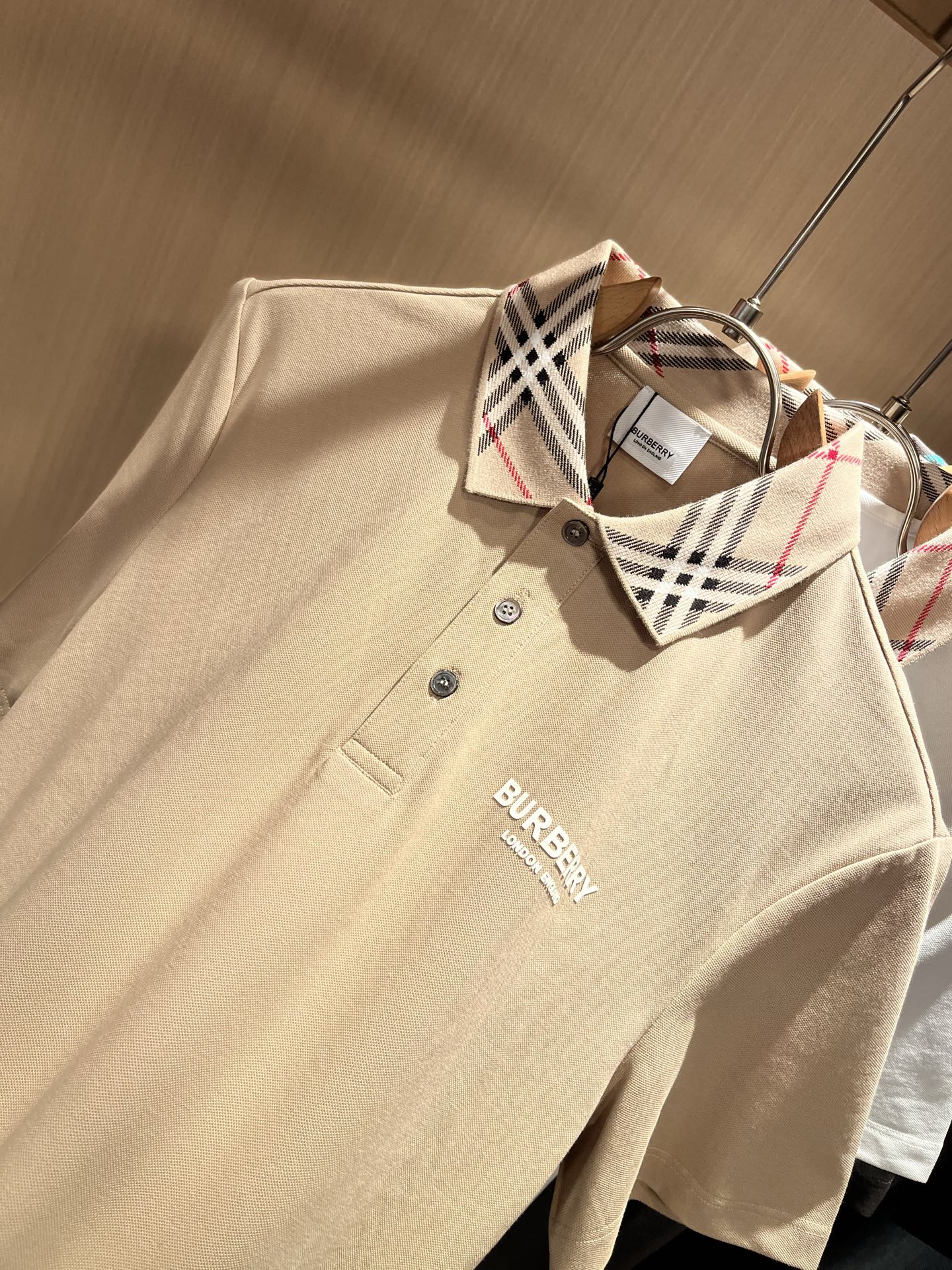 Bur*erry 巴*莉 2025春夏新款男士短袖Polo衫，品牌最新设计元素！既不单调也不复杂,恰到好