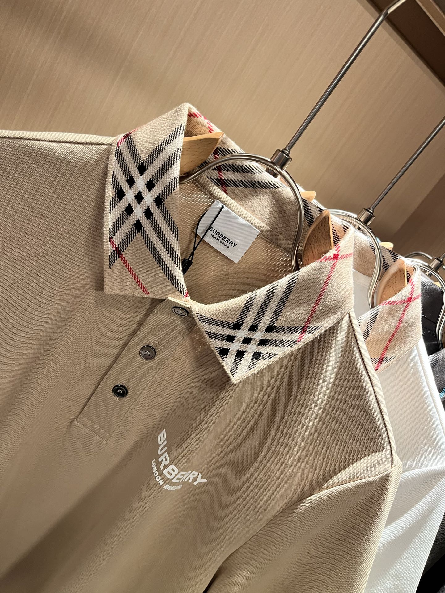Bur*erry 巴*莉 2025春夏新款男士短袖Polo衫，品牌最新设计元素！既不单调也不复杂,恰到好