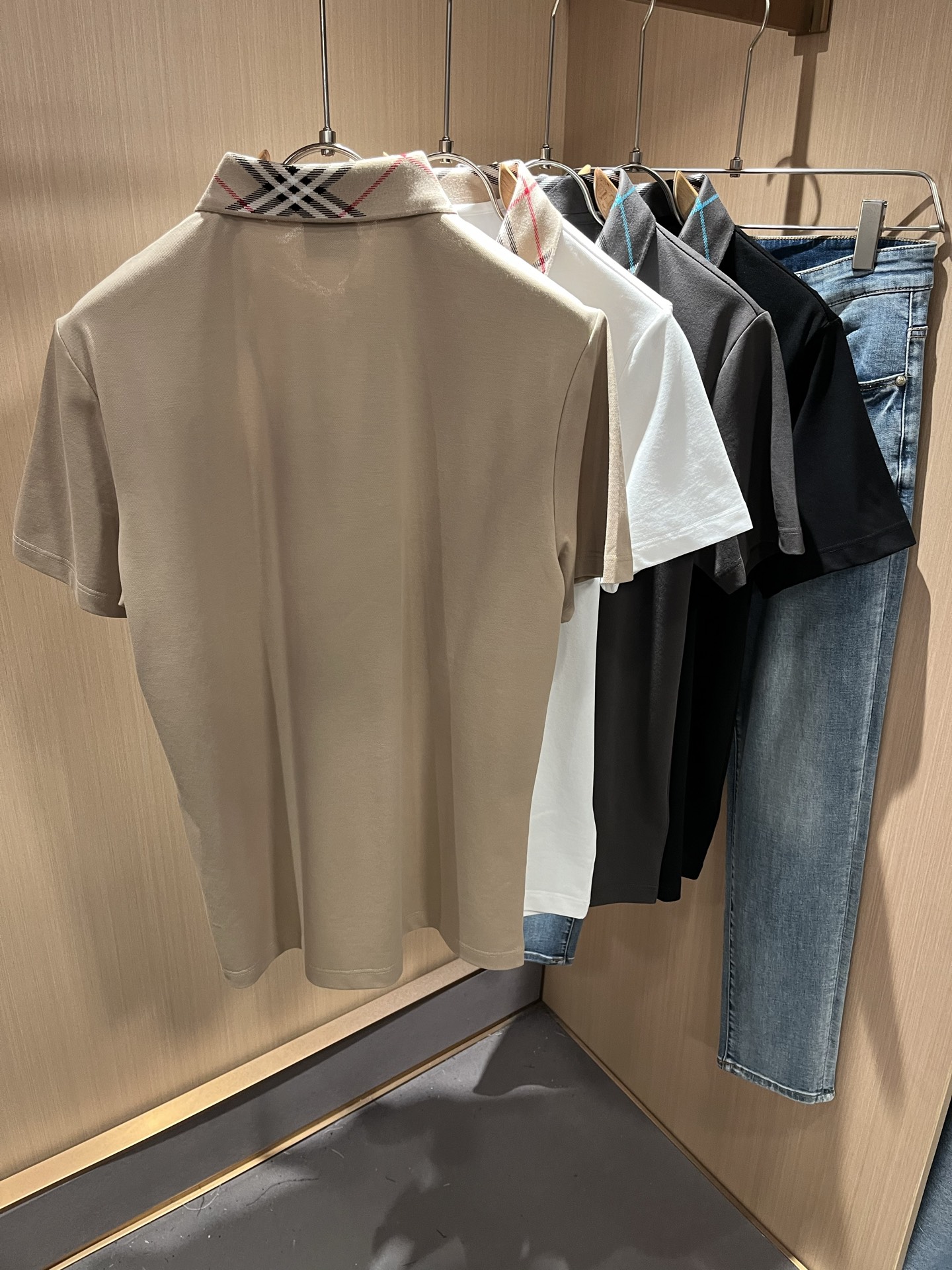 Bur*erry 巴*莉 2025春夏新款男士短袖Polo衫，品牌最新设计元素！既不单调也不复杂,恰到好