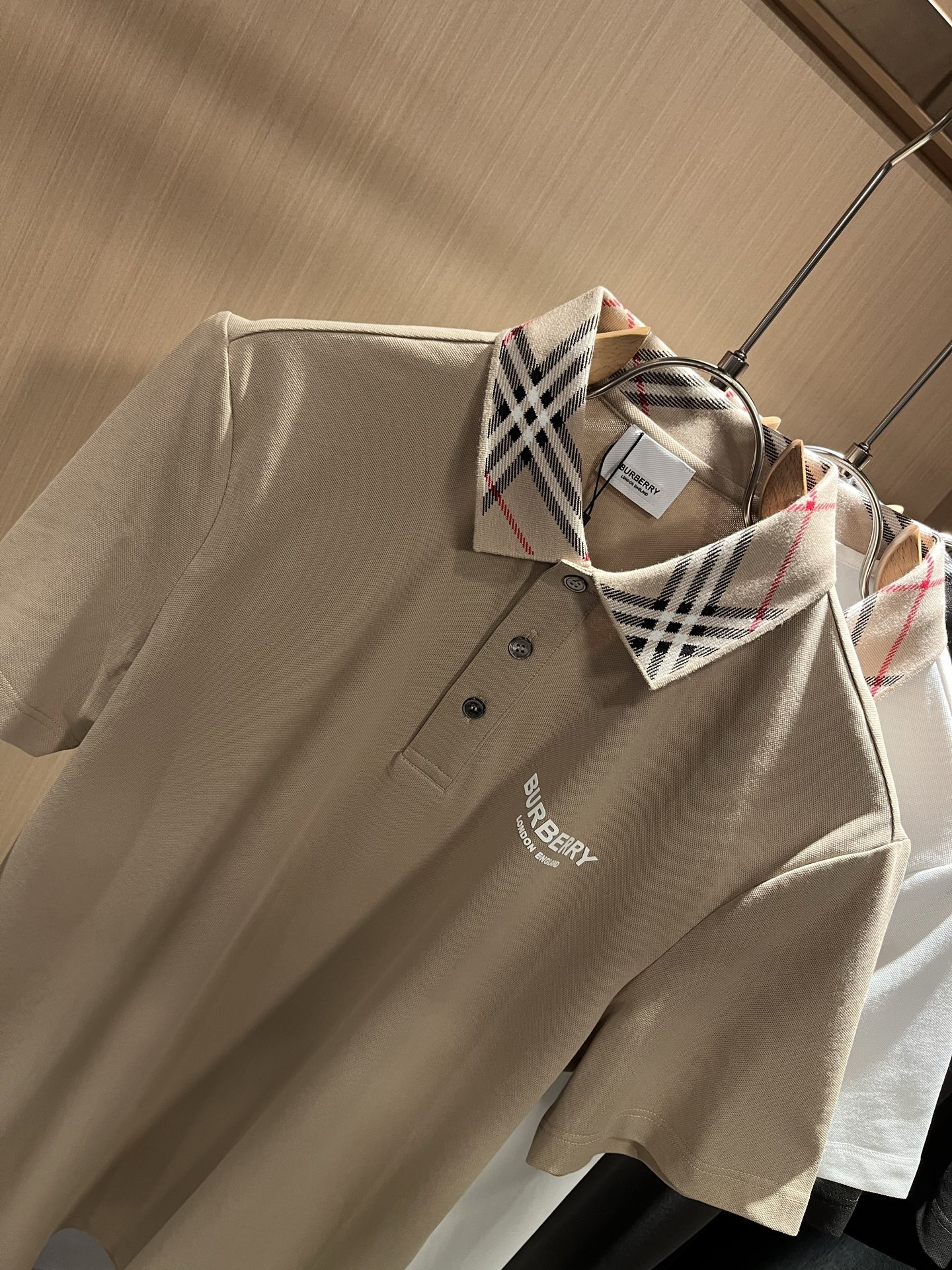 Bur*erry 巴*莉 2025春夏新款男士短袖Polo衫，品牌最新设计元素！既不单调也不复杂,恰到好