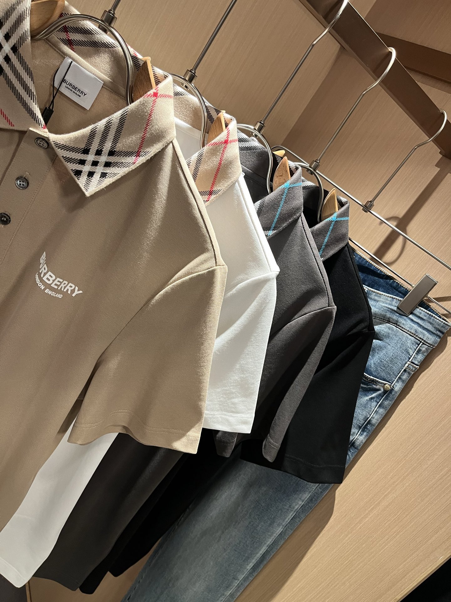 Bur*erry 巴*莉 2025春夏新款男士短袖Polo衫，品牌最新设计元素！既不单调也不复杂,恰到好