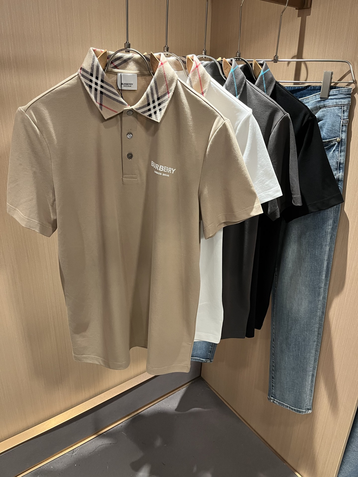 NO:521001,Bur*erry New spring and summer men's short-sleeved Polo shirt, the latest brand design elements!  Neither monotonous nor complicated, it shows taste just right!  Customer-supplied top-quality custom bead flooring fabrics!  Comfortable, sweat-absorbing and breathable, the unique high-end fabric presents a simple and elegant temperament!  Chest logo glue pressing design!  Full three-dimensional! Standard cutting design!  Every detail is a synchronized with high-end fashion. Size: M-3XL, burberry, T-shirt, alexander wang19860909Bur*erry 巴*莉 春夏新款男士短袖Polo衫,品牌最新设计元素！既不单调也不复杂,恰到好处的展现品味！客供顶级定制珠地棉面料！舒适吸汗透气根本不在话下,面料独具的高奢感呈现简约优雅气质！胸前logo压胶设计！饱满立体!标准裁剪设计！每一处细节都是与高端时尚同步的体现.尺码:M-3XL,,burberry,T-shirt,alexander wang,Men's clothing