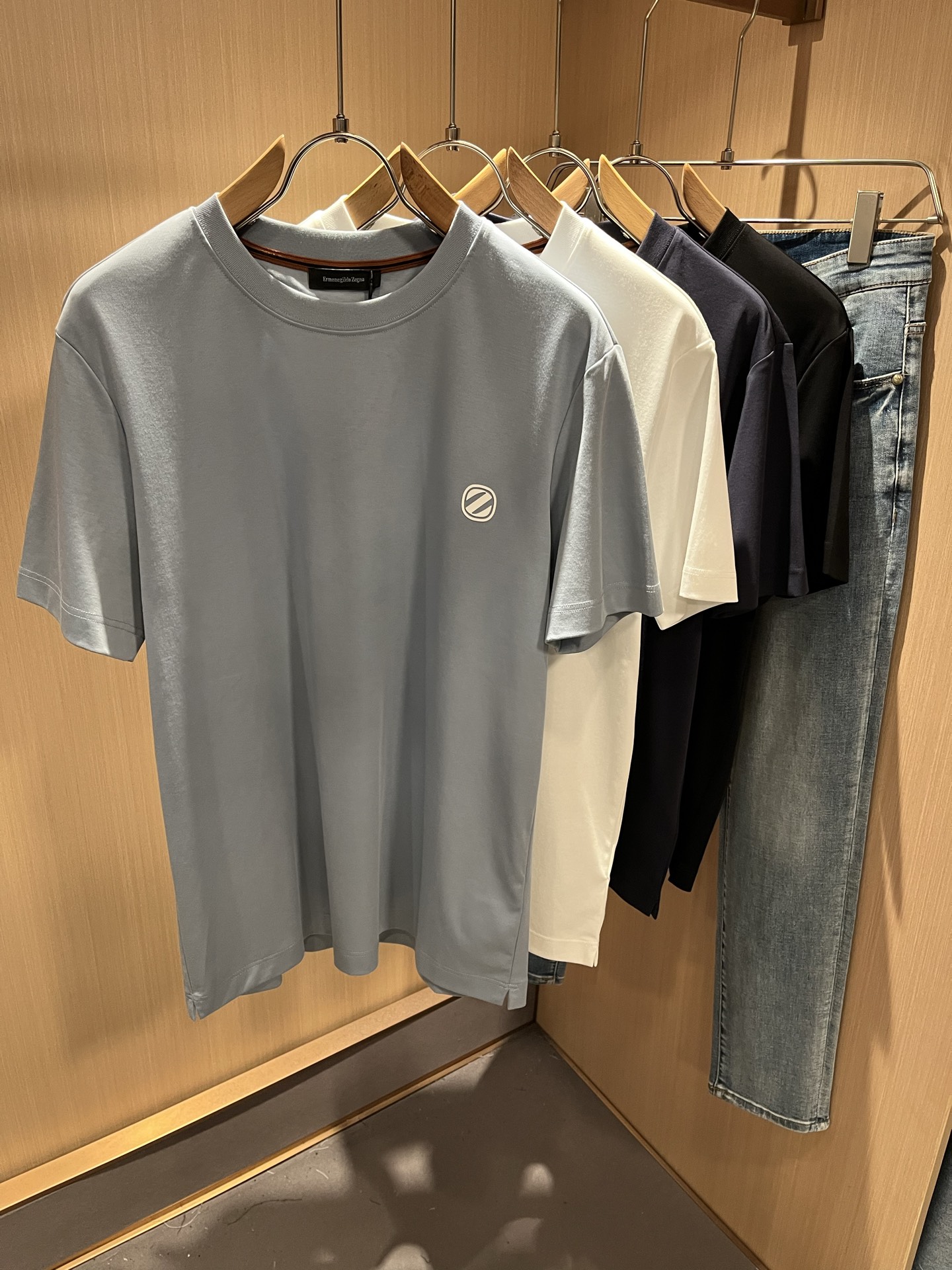 NO:508615,Ermenegildo Zeg*aJia 2025 spring and summer new products for men's short-sleeved casual short-sleeved T-shirt, foreign trade company orders!  It is one of the classic exclusive fabrics of Zenia!  Customized original cotton fabric!  Chest logo pattern glue-press design!  The texture is warm, the touch is soft and delicate, but the shape is straight and stylish!  Details, luxury, perfect interpretation of high-quality quality. Size M-3XL, zegna, T-shirt,tees, t-shirt,alexander wang19860909Ermenegildo Zeg*a杰*亚 2025春夏新品男士短袖休闲短袖T恤,外贸公司订单！是杰尼亚经典的专有织物之一！ 定制原版纯棉面料！胸前logo图案压胶设计！质地保暖,触感又柔软细腻、但型态又笔挺有型！ 细节、奢华极致… 完美演绎高品质品相.尺码M-3XL,,zegna,T-shirt,tees，t-shirt,alexander wang,Men's clothing