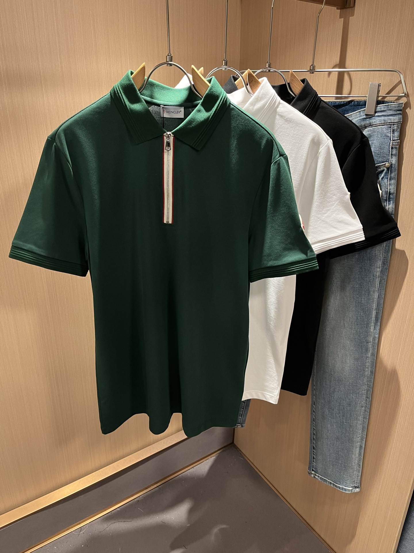 NO:511820,MON Meng** Mouth Spring and Summer New Men's Original Single Men's Short-Sleeved POLO Shirt, Trading Company Product, and the official website is available at the same time!  This type of basic items is a must-see every season. It is equipped with imported pearl mesh cotton, which has both comfort and breathability, and the overall visual value is full, and the logo embroidery badge is modified!  A single item with extremely high dressing rate!  Standard style and tailoring, comfortable stretching, and unrestrained exercise!  The lapel design meets the needs of simple styles, while having strong practical wearability, high-end, atmospheric and high-end!  Universal and versatile model. Size M-3XL, T-shirt, alexander wang19860909MON蒙**口春夏新款男士原单男士短袖POLO衫,贸易公司货,官网同步发售！此类型的基础单品是每季必出现的,客供进口珠地网眼棉,舒适性与透气性兼备,整体视觉值满分,标志logo刺绣徽章修饰！穿搭率极高的单品！版型剪裁标准,伸展舒适,运动无拘束！翻领的设计在满足简约的风格上的需求同时,实穿性强,高端大气上档次！ 万能百搭款.尺码M-3XL,,T-shirt,alexander wang,Men's clothing