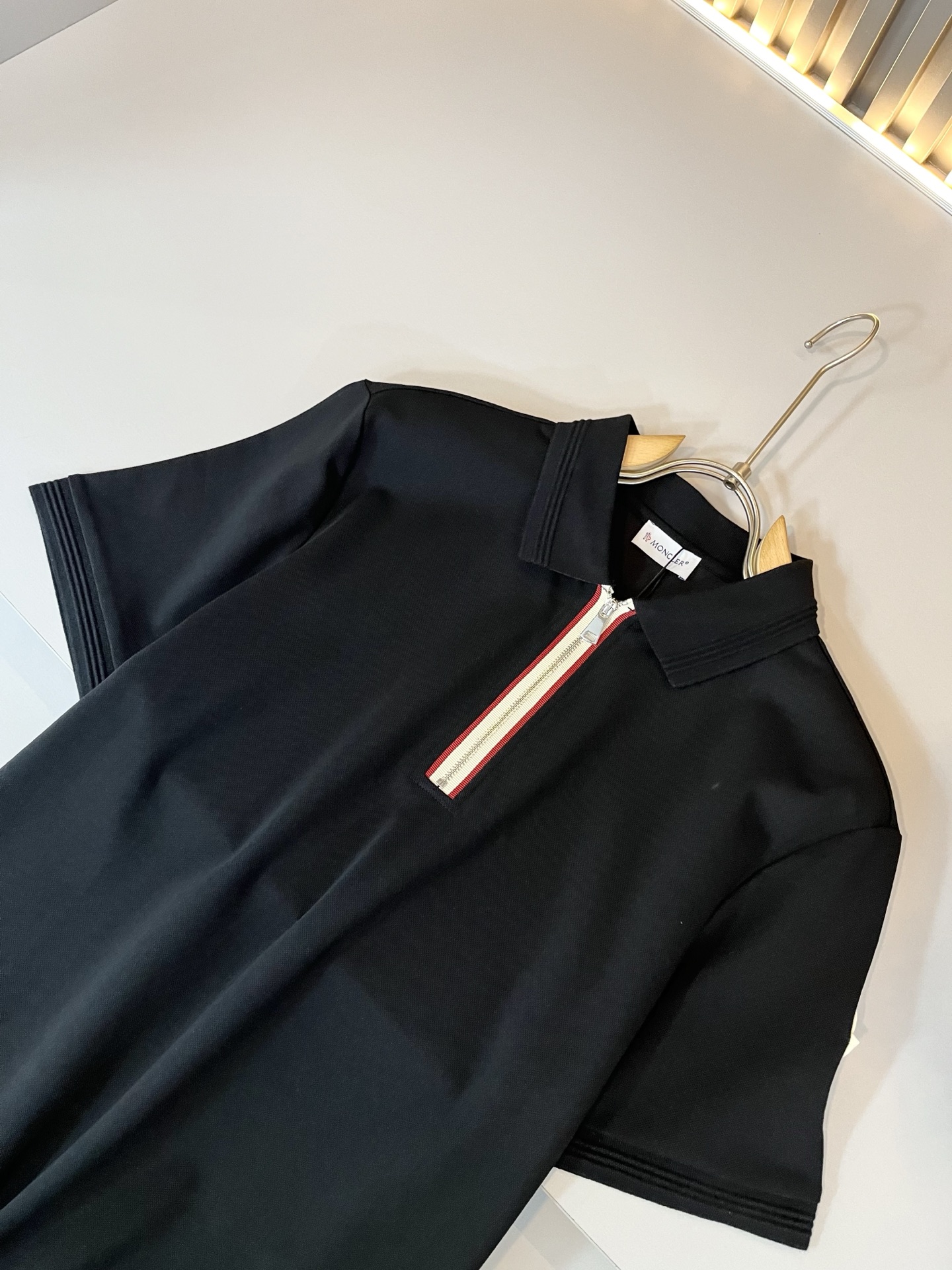 MON蒙**口2025春夏新款男士原单男士短袖POLO衫，贸易公司货，官网同步发售！此类型的基础单品是每