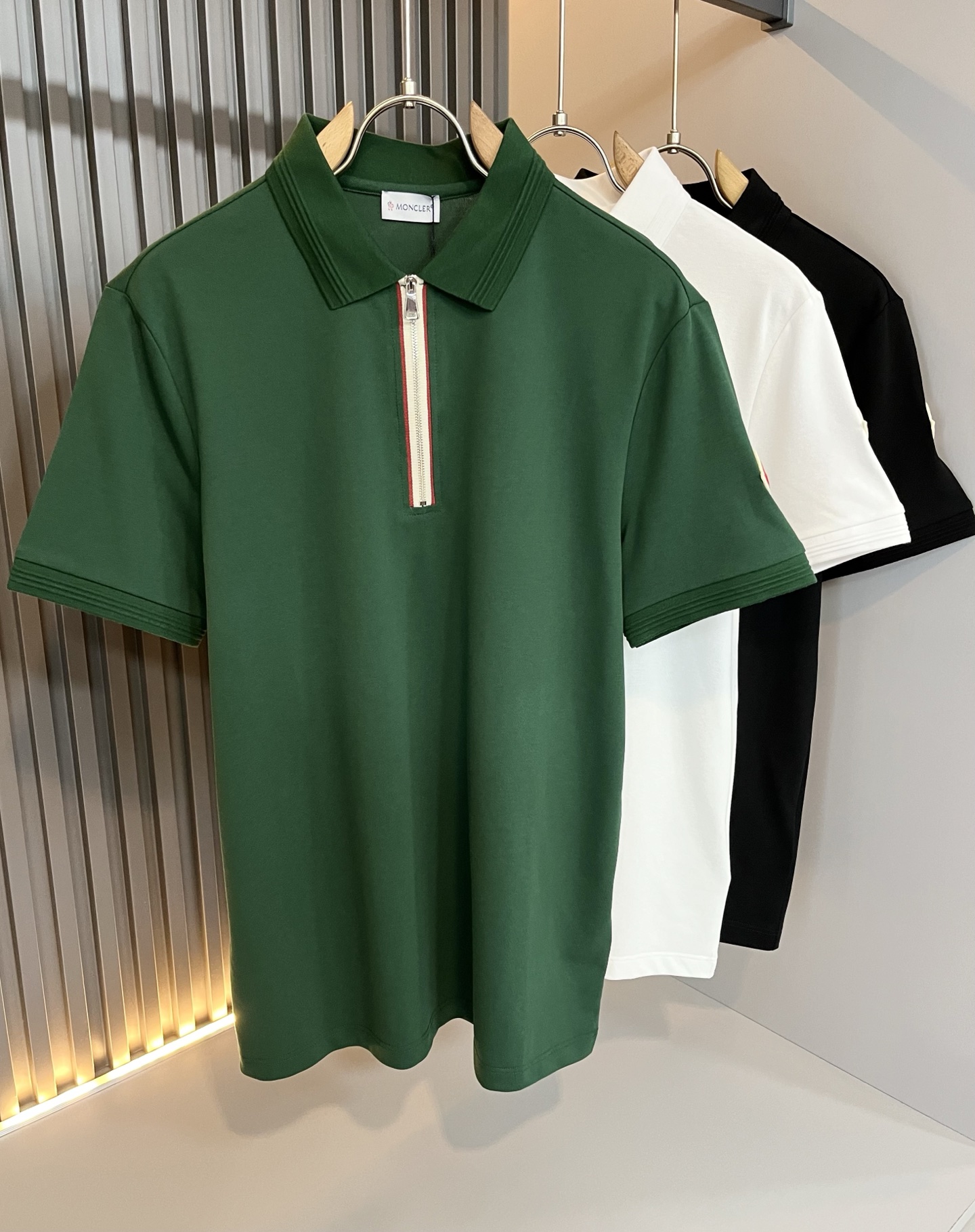 NO:514065,MON Meng**kou 2025 spring and summer new men's original single men's short-sleeved POLO shirt, trading company goods, and the official website is available at the same time!  This type of basic items is a must-see every season. It is equipped with imported pearl mesh cotton, which has both comfort and breathability, and the overall visual value is full, and the logo embroidery badge is modified!  A single item with extremely high dressing rate!  Standard style and tailoring, comfortable stretching, and unrestrained exercise!  The lapel design meets the needs of simple styles, while having strong practical wearability, high-end, atmospheric and high-end!  Universal and versatile model. Size M-3XL, T-shirt, alexander wang19860909MON蒙**口2025春夏新款男士原单男士短袖POLO衫,贸易公司货,官网同步发售！此类型的基础单品是每季必出现的,客供进口珠地网眼棉,舒适性与透气性兼备,整体视觉值满分,标志logo刺绣徽章修饰！穿搭率极高的单品！版型剪裁标准,伸展舒适,运动无拘束！翻领的设计在满足简约的风格上的需求同时,实穿性强,高端大气上档次！ 万能百搭款.尺码M-3XL,,T-shirt,alexander wang,Men's clothing