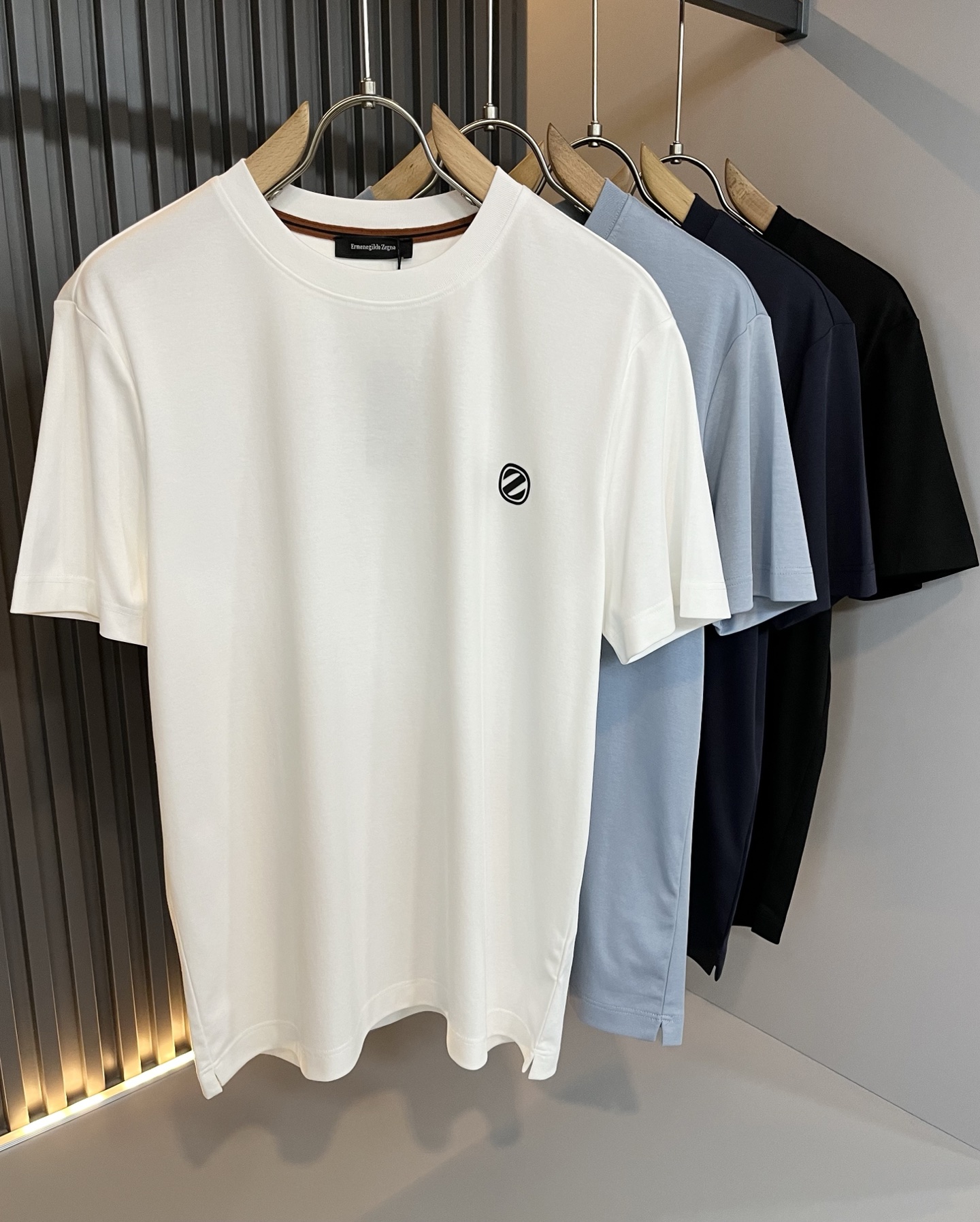 NO:513315,Ermenegildo Zeg*aJia 2025 spring and summer new products for men's short-sleeved casual short-sleeved T-shirt, foreign trade company orders!  It is one of the classic exclusive fabrics of Zenia!  Customized original cotton fabric!  Chest logo pattern glue-press design!  The texture is warm, the touch is soft and delicate, but the shape is straight and stylish!  Details, luxury, perfect interpretation of high-quality quality. Size M-3XL, zegna, T-shirt,tees, t-shirt,alexander wang19860909Ermenegildo Zeg*a杰*亚 2025春夏新品男士短袖休闲短袖T恤,外贸公司订单！是杰尼亚经典的专有织物之一！ 定制原版纯棉面料！胸前logo图案压胶设计！质地保暖,触感又柔软细腻、但型态又笔挺有型！ 细节、奢华极致… 完美演绎高品质品相.尺码M-3XL,,zegna,T-shirt,tees，t-shirt,alexander wang,Men's clothing