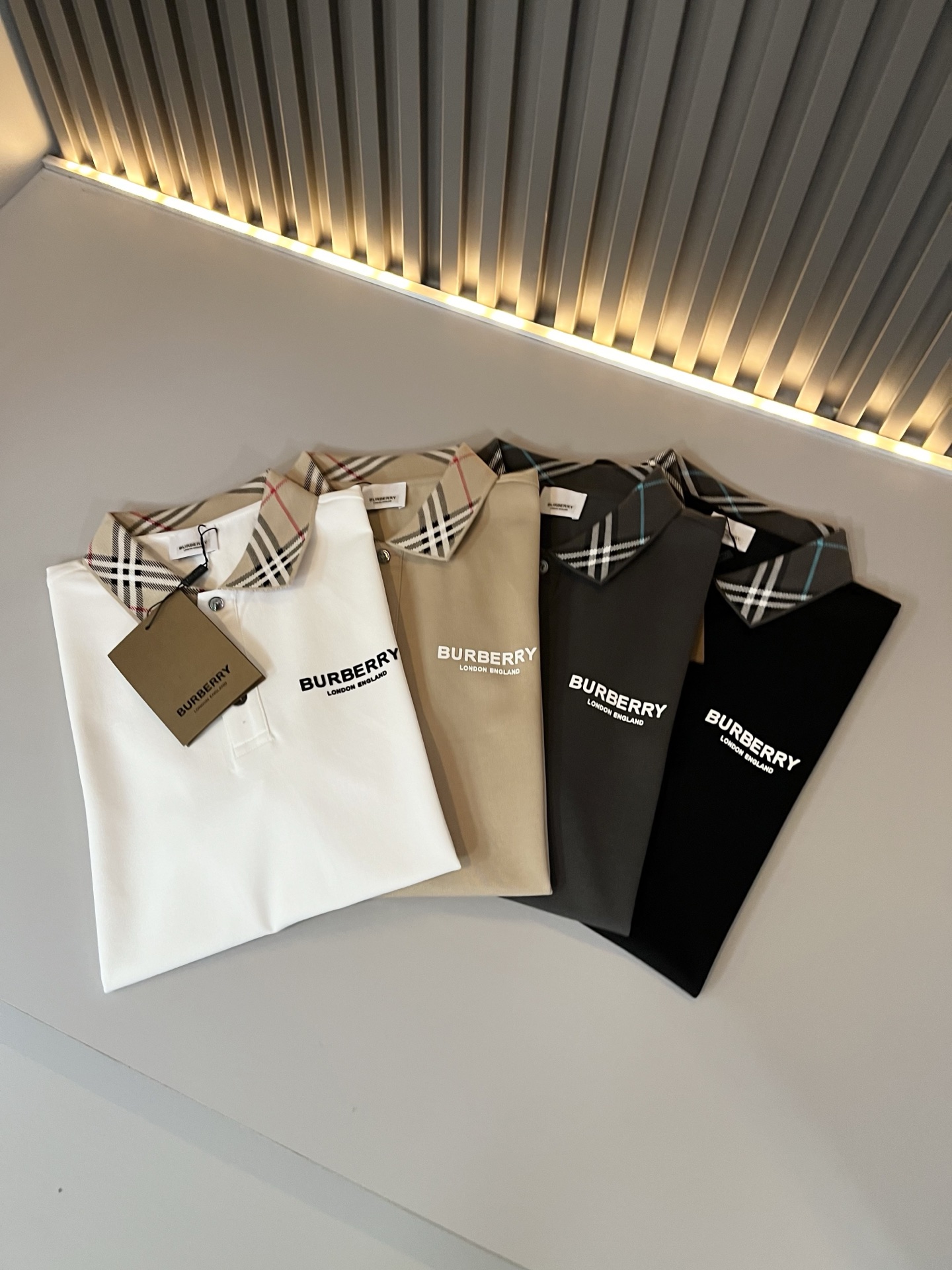  Bur*erry 巴*莉 2025春夏新款男士短袖Polo衫，品牌最新设计元素！既不单调也不复杂,恰到