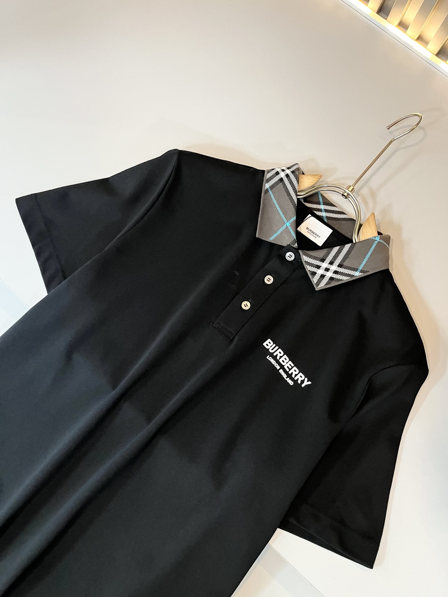  Bur*erry 巴*莉 2025春夏新款男士短袖Polo衫，品牌最新设计元素！既不单调也不复杂,恰到