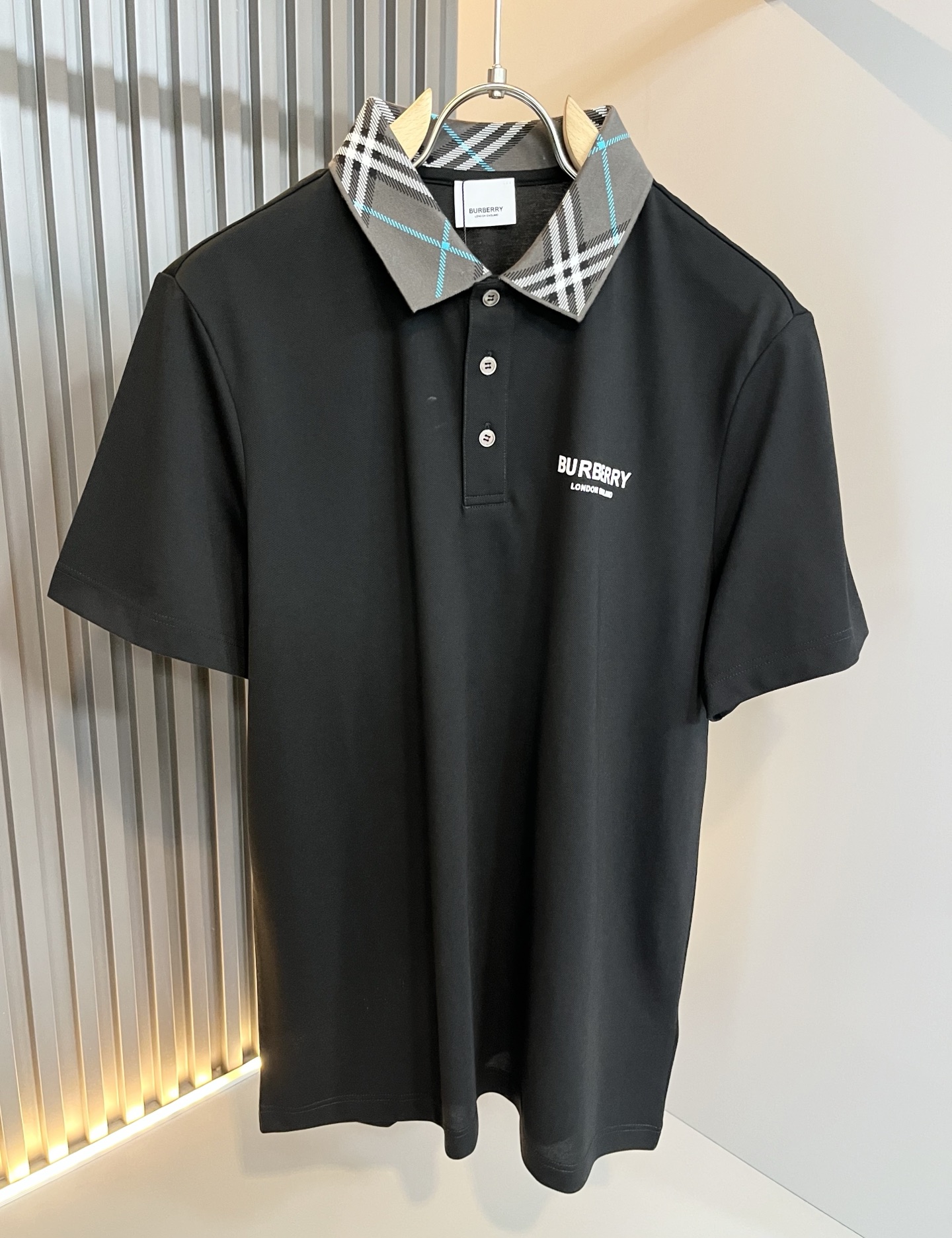  Bur*erry 巴*莉 2025春夏新款男士短袖Polo衫，品牌最新设计元素！既不单调也不复杂,恰到