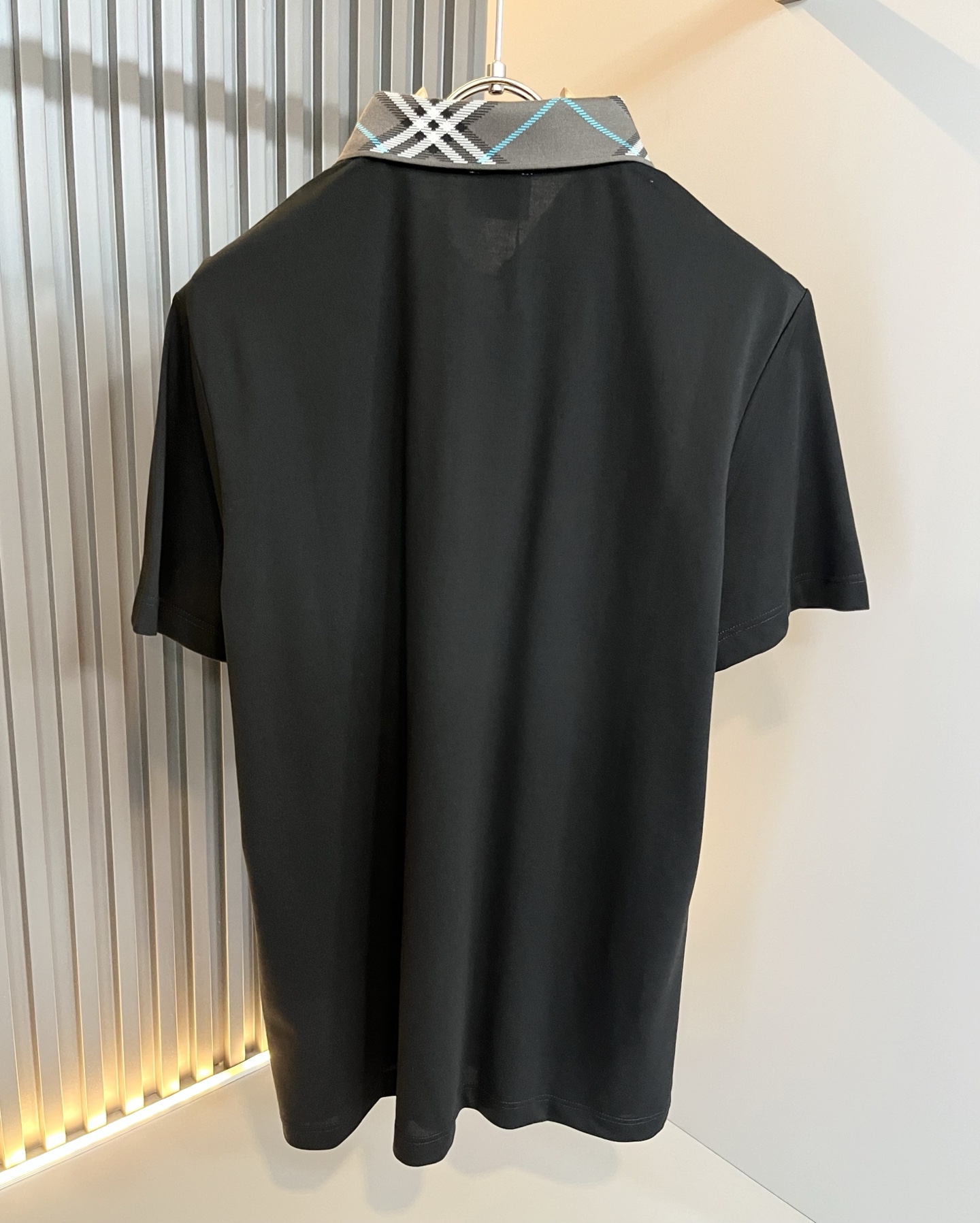  Bur*erry 巴*莉 2025春夏新款男士短袖Polo衫，品牌最新设计元素！既不单调也不复杂,恰到