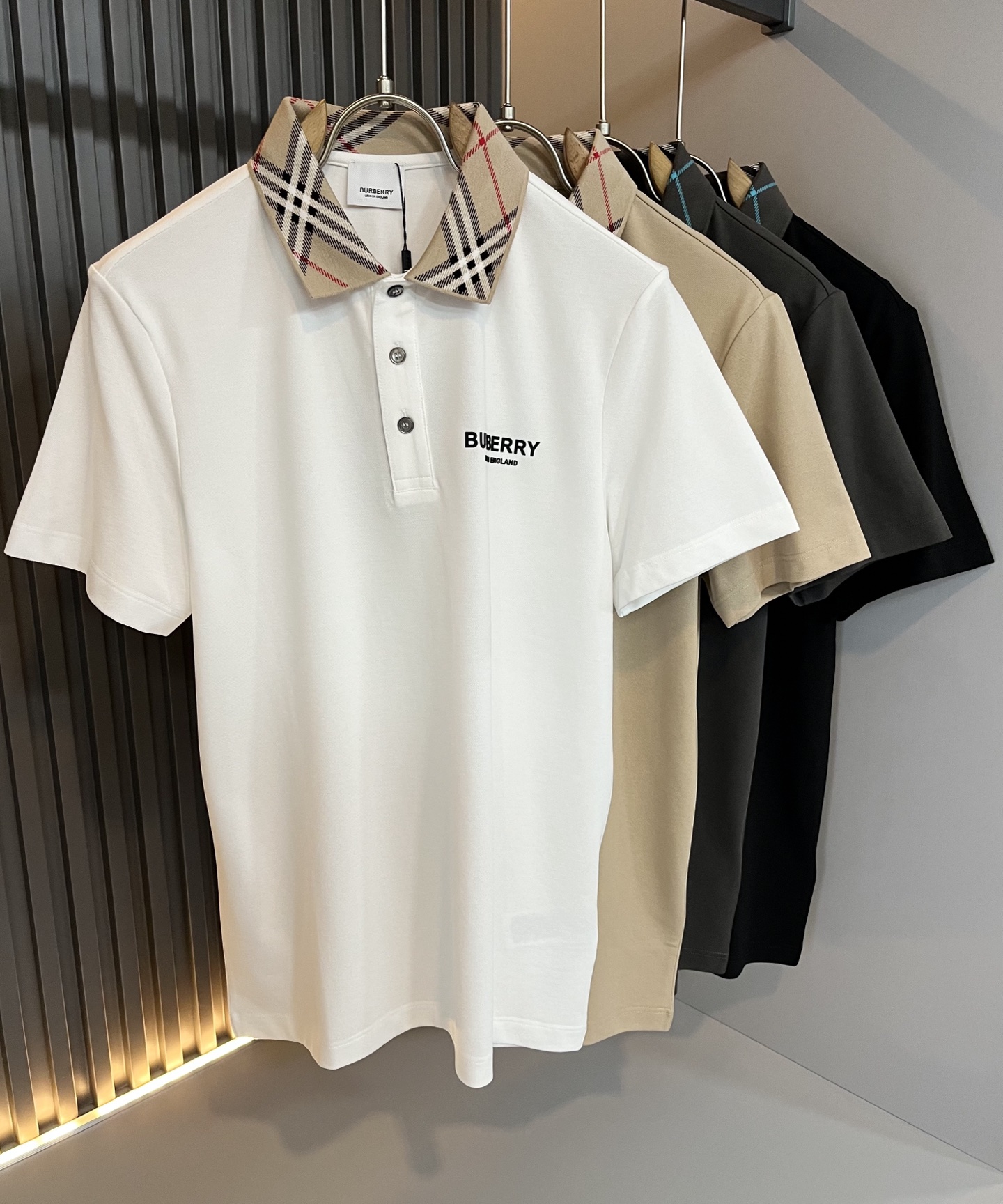 NO:513321,Bur*erry 2025 spring and summer new men's short-sleeved Polo shirt, the latest brand design element!  Neither monotonous nor complicated, it shows taste just right!  Customer-supplied top-quality custom bead flooring fabrics!  Comfortable, sweat-absorbing and breathable, the unique high-end fabric presents a simple and elegant temperament!  Chest logo glue pressing design!  Full three-dimensional! Standard cutting design!  Every detail is a synchronized with high-end fashion. Size: M-3XL, burberry, T-shirt, alexander wang19860909Bur*erry 巴*莉 2025春夏新款男士短袖Polo衫,品牌最新设计元素！既不单调也不复杂,恰到好处的展现品味！客供顶级定制珠地棉面料！舒适吸汗透气根本不在话下,面料独具的高奢感呈现简约优雅气质！胸前logo压胶设计！饱满立体!标准裁剪设计！每一处细节都是与高端时尚同步的体现.尺码:M-3XL,,burberry,T-shirt,alexander wang,Men's clothing