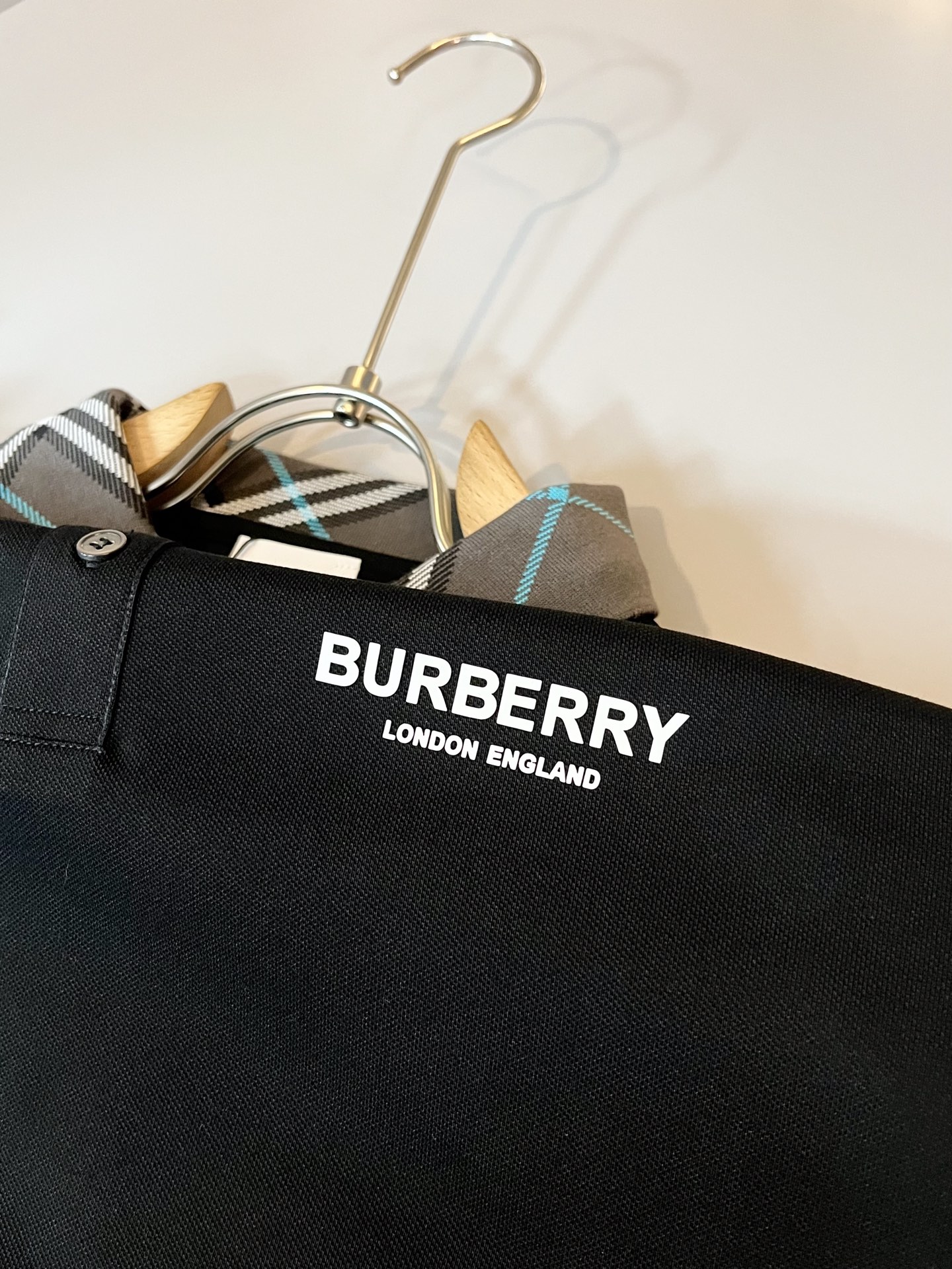  Bur*erry 巴*莉 2025春夏新款男士短袖Polo衫，品牌最新设计元素！既不单调也不复杂,恰到