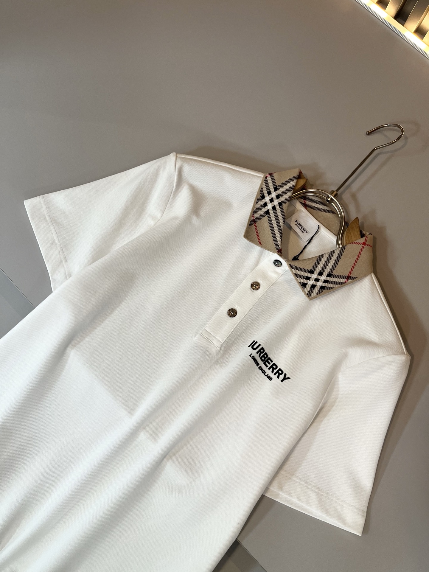  Bur*erry 巴*莉 2025春夏新款男士短袖Polo衫，品牌最新设计元素！既不单调也不复杂,恰到