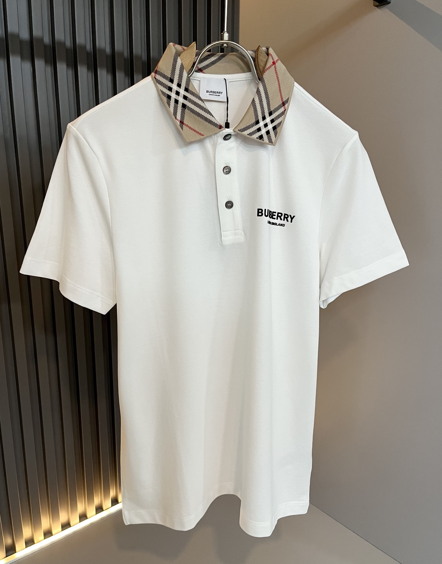  Bur*erry 巴*莉 2025春夏新款男士短袖Polo衫，品牌最新设计元素！既不单调也不复杂,恰到