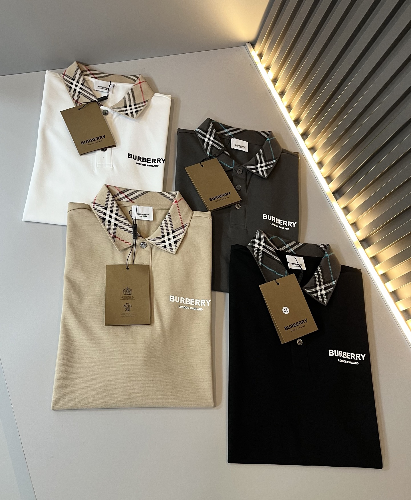  Bur*erry 巴*莉 2025春夏新款男士短袖Polo衫，品牌最新设计元素！既不单调也不复杂,恰到