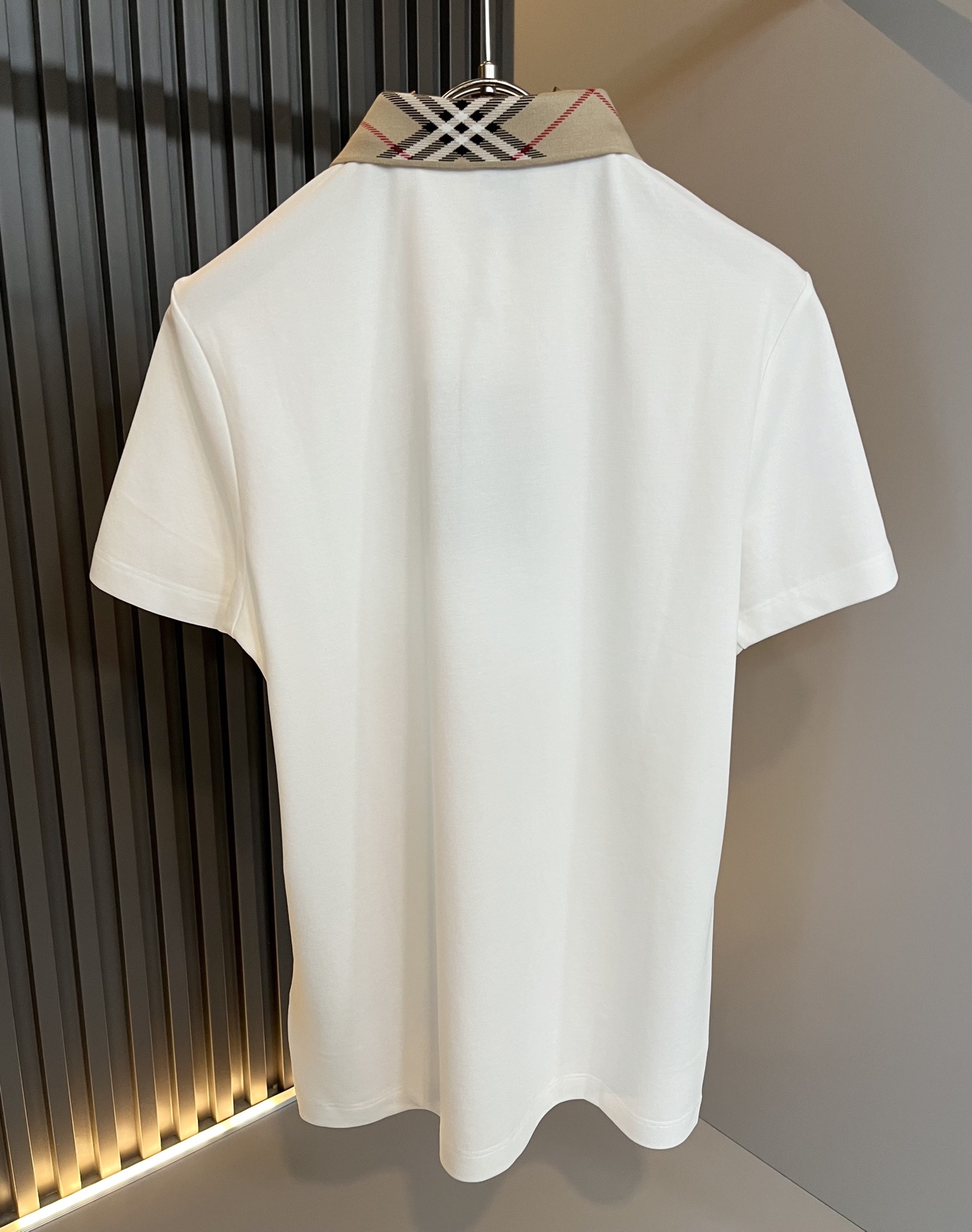  Bur*erry 巴*莉 2025春夏新款男士短袖Polo衫，品牌最新设计元素！既不单调也不复杂,恰到