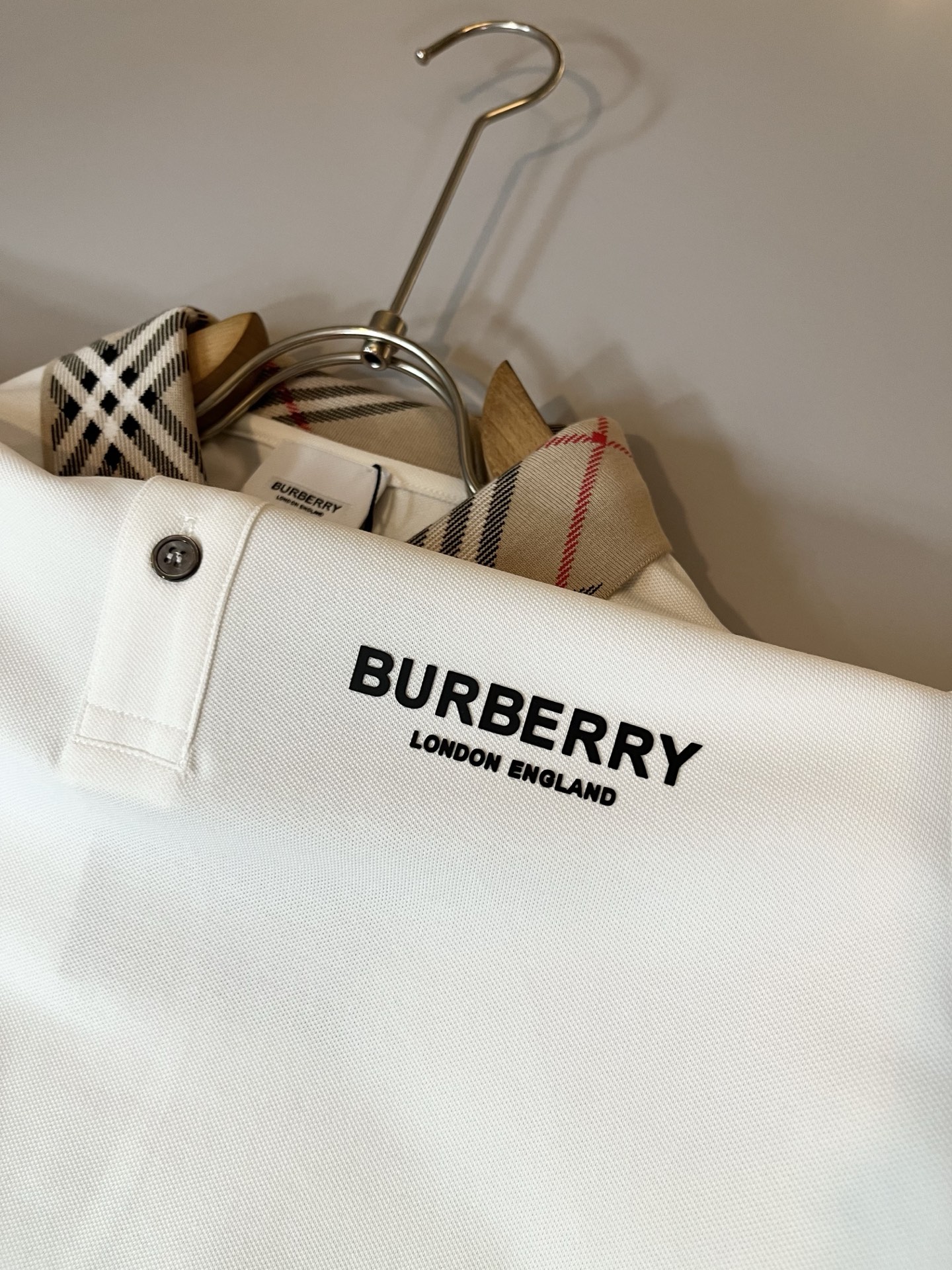  Bur*erry 巴*莉 2025春夏新款男士短袖Polo衫，品牌最新设计元素！既不单调也不复杂,恰到