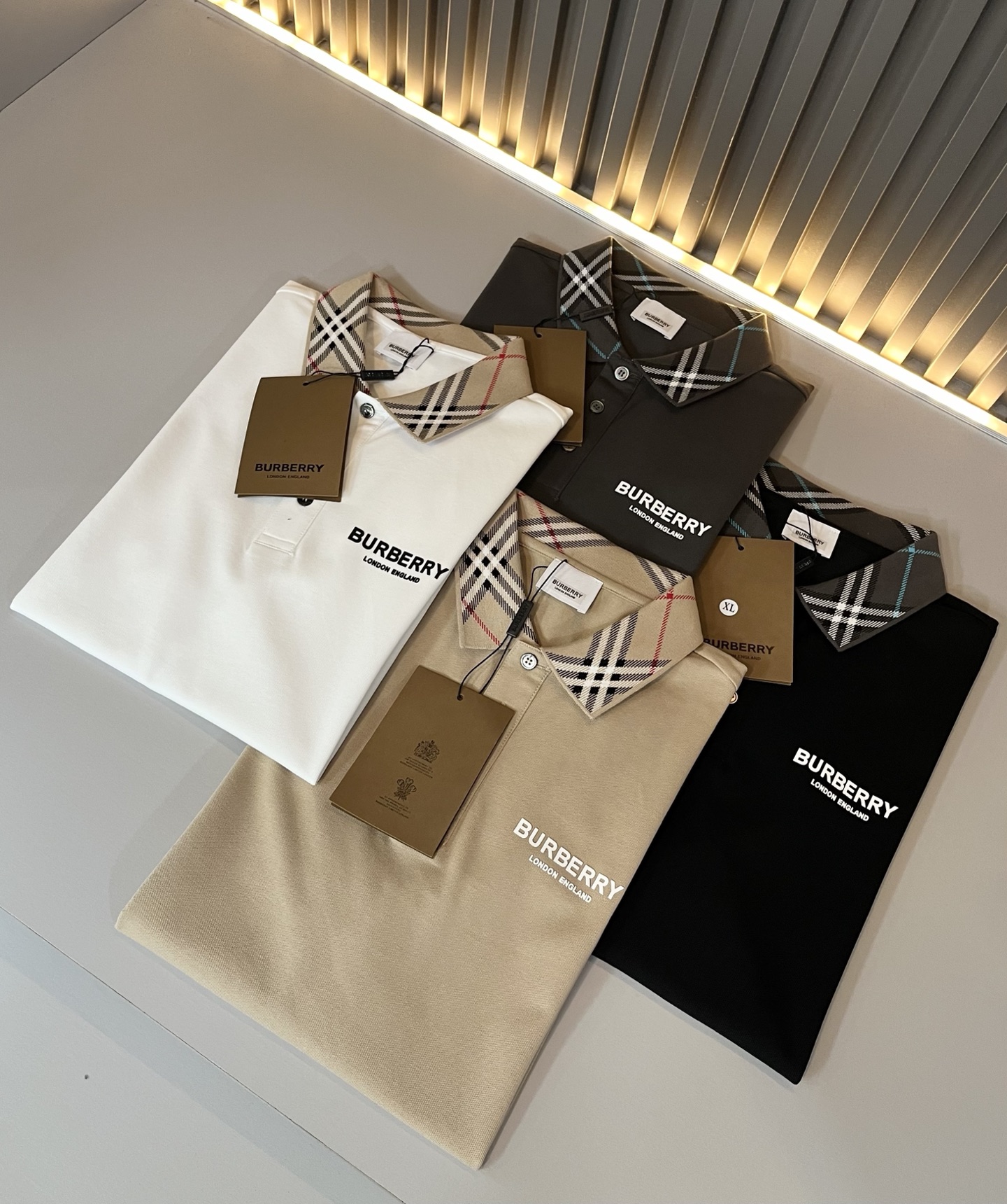  Bur*erry 巴*莉 2025春夏新款男士短袖Polo衫，品牌最新设计元素！既不单调也不复杂,恰到