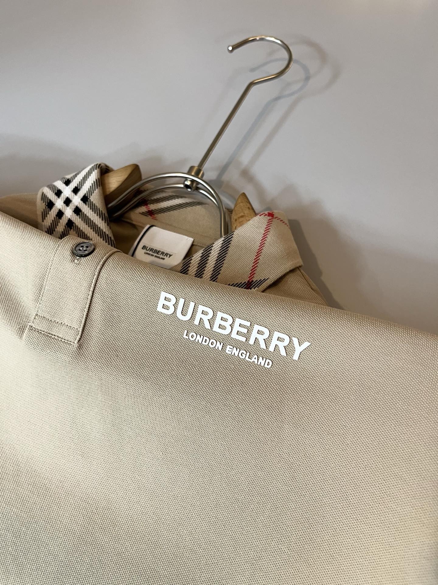  Bur*erry 巴*莉 2025春夏新款男士短袖Polo衫，品牌最新设计元素！既不单调也不复杂,恰到