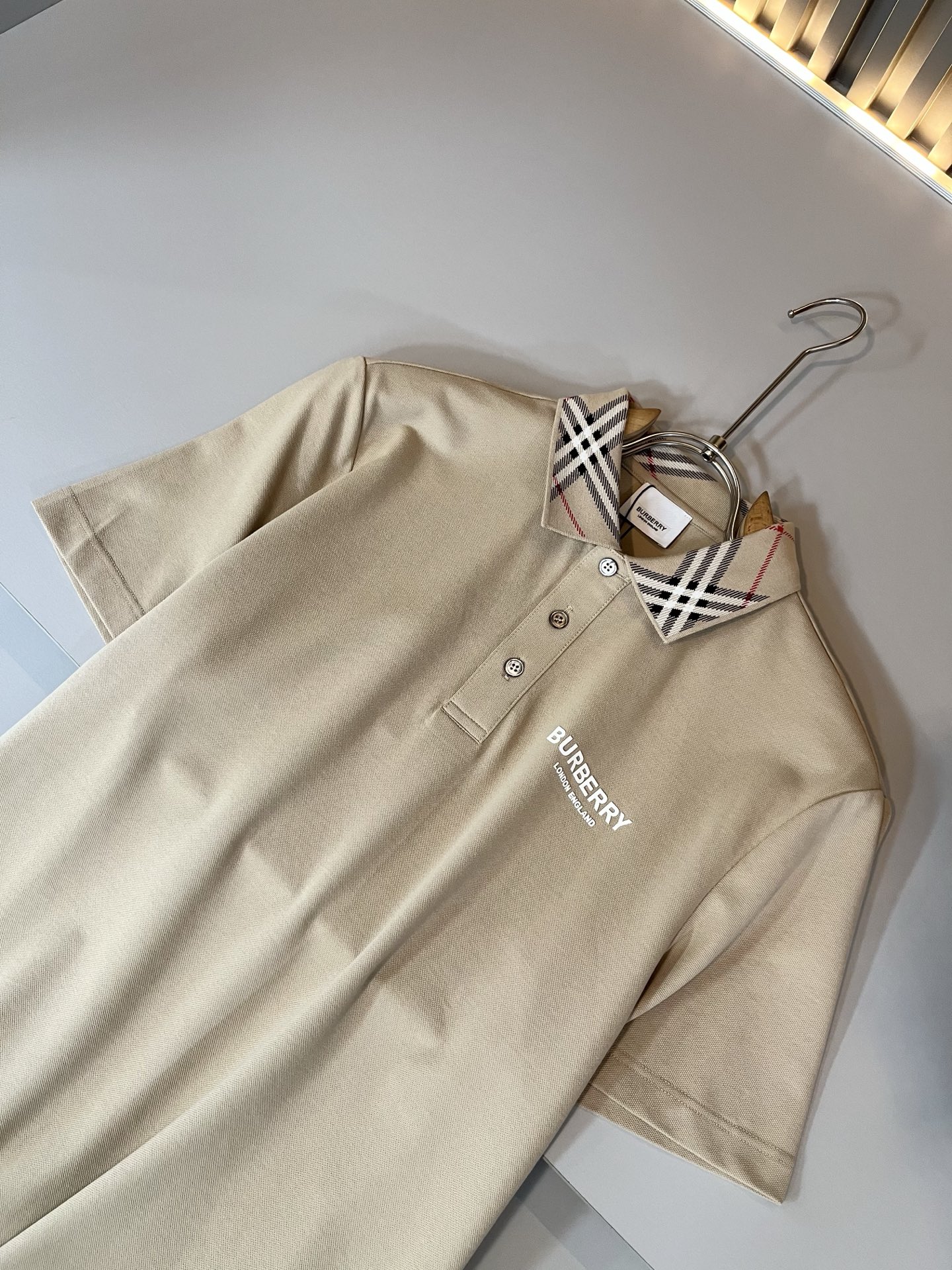  Bur*erry 巴*莉 2025春夏新款男士短袖Polo衫，品牌最新设计元素！既不单调也不复杂,恰到