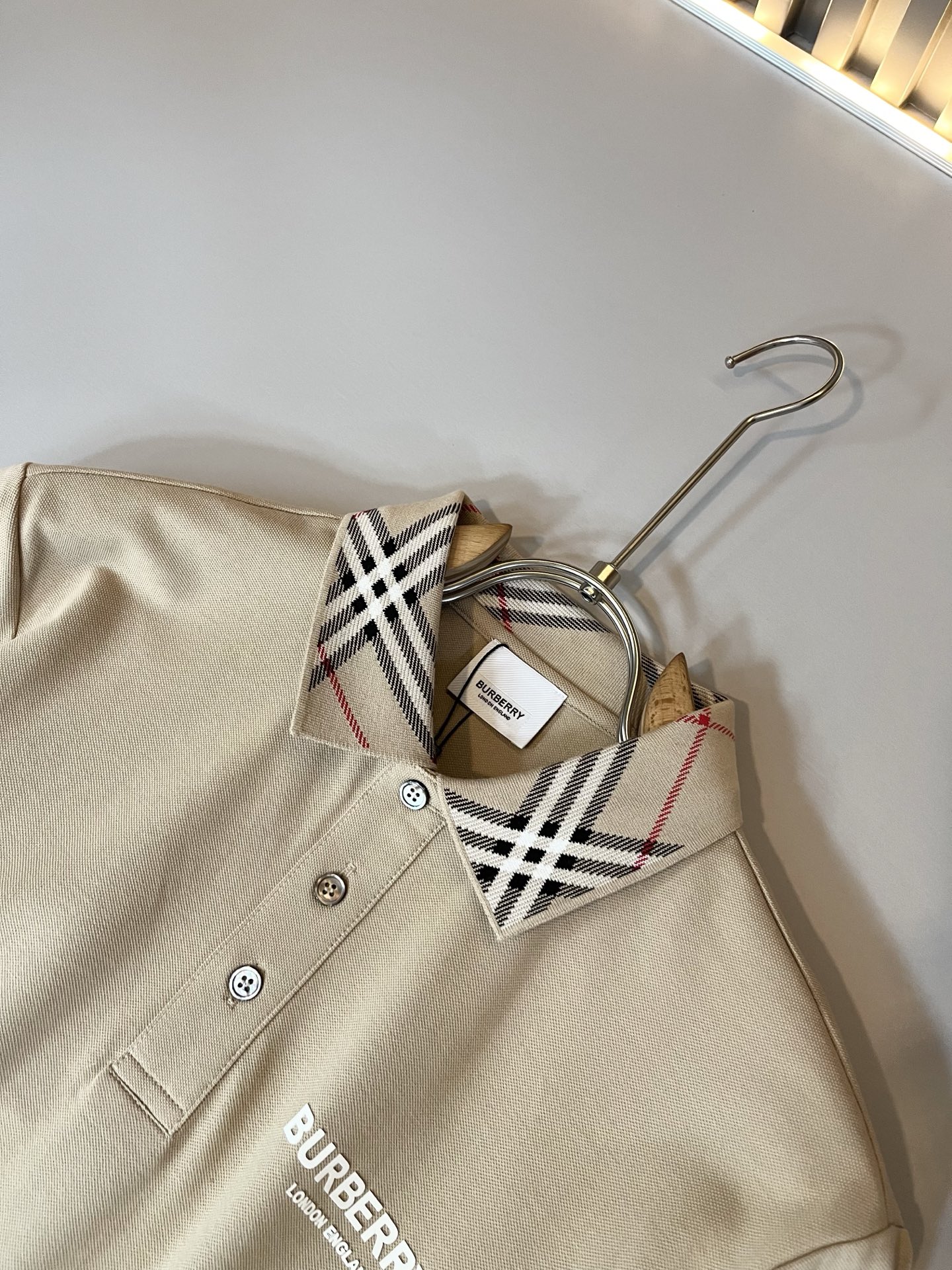  Bur*erry 巴*莉 2025春夏新款男士短袖Polo衫，品牌最新设计元素！既不单调也不复杂,恰到