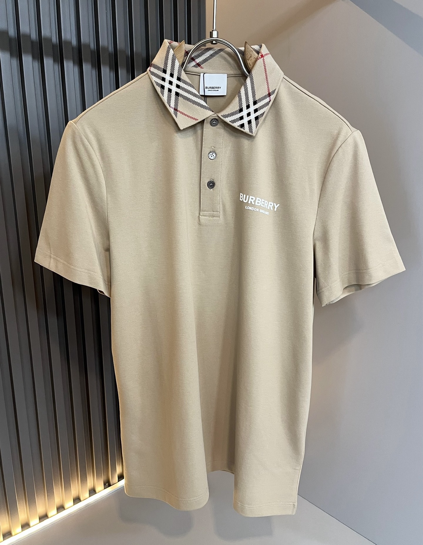  Bur*erry 巴*莉 2025春夏新款男士短袖Polo衫，品牌最新设计元素！既不单调也不复杂,恰到