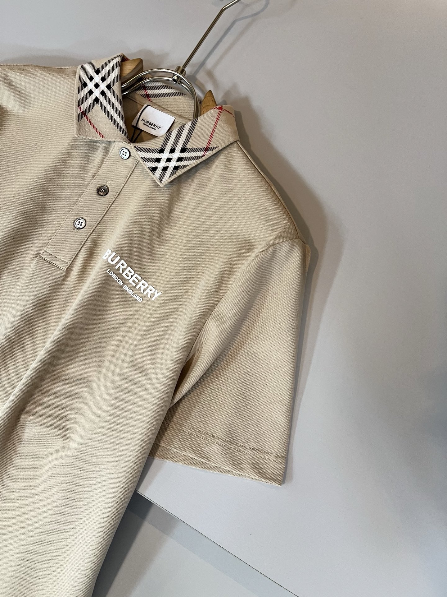  Bur*erry 巴*莉 2025春夏新款男士短袖Polo衫，品牌最新设计元素！既不单调也不复杂,恰到