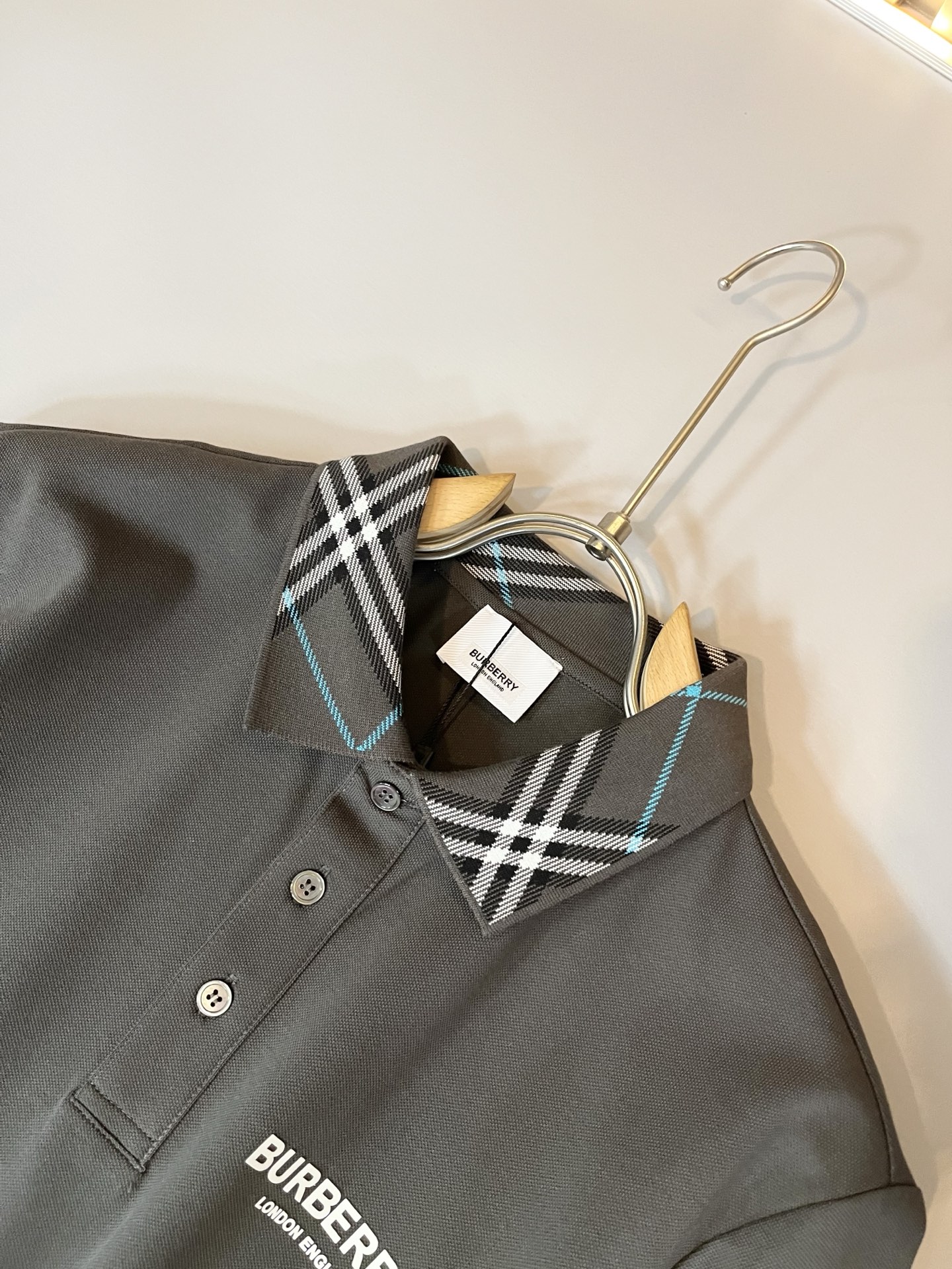  Bur*erry 巴*莉 2025春夏新款男士短袖Polo衫，品牌最新设计元素！既不单调也不复杂,恰到