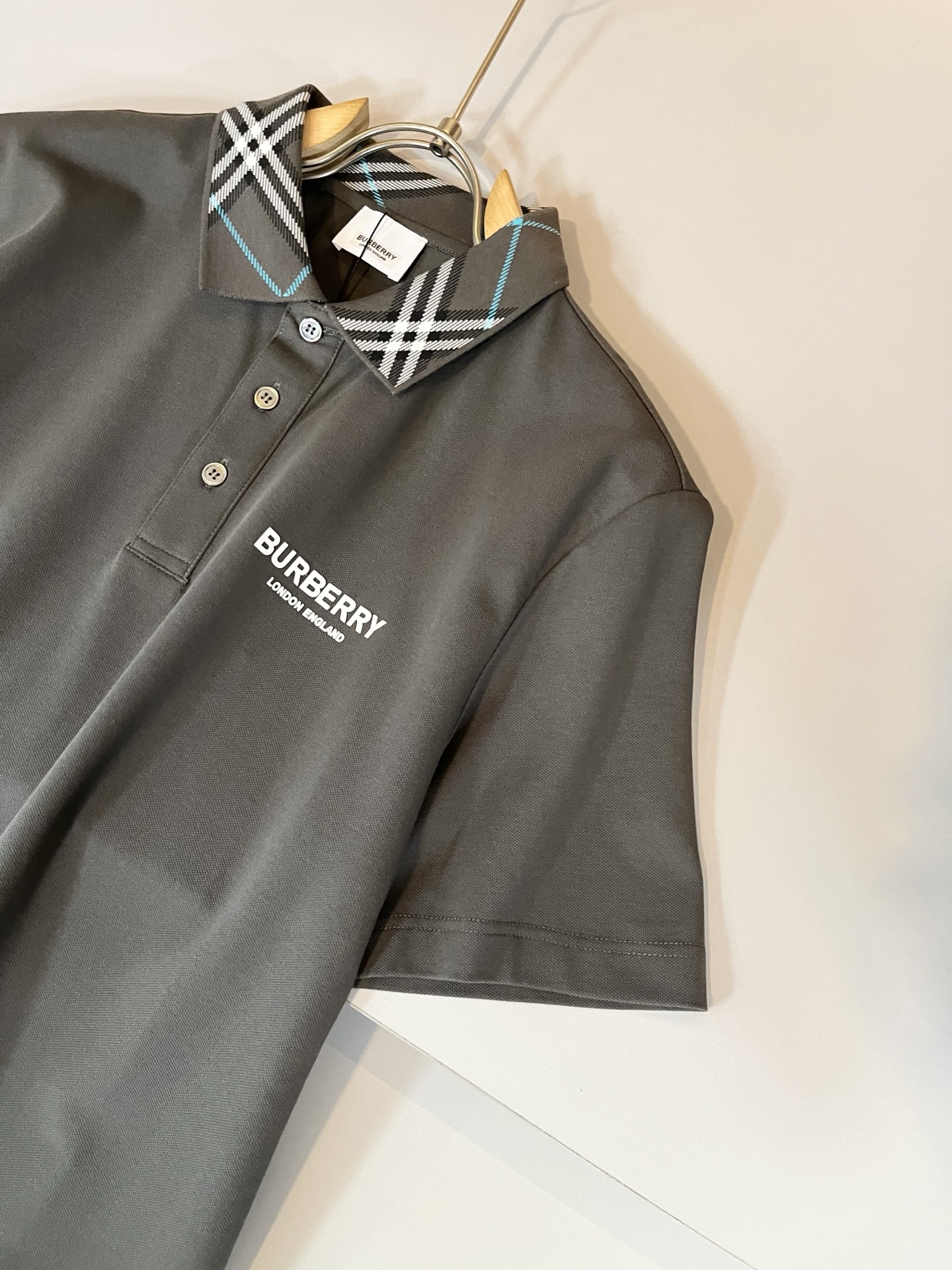  Bur*erry 巴*莉 2025春夏新款男士短袖Polo衫，品牌最新设计元素！既不单调也不复杂,恰到