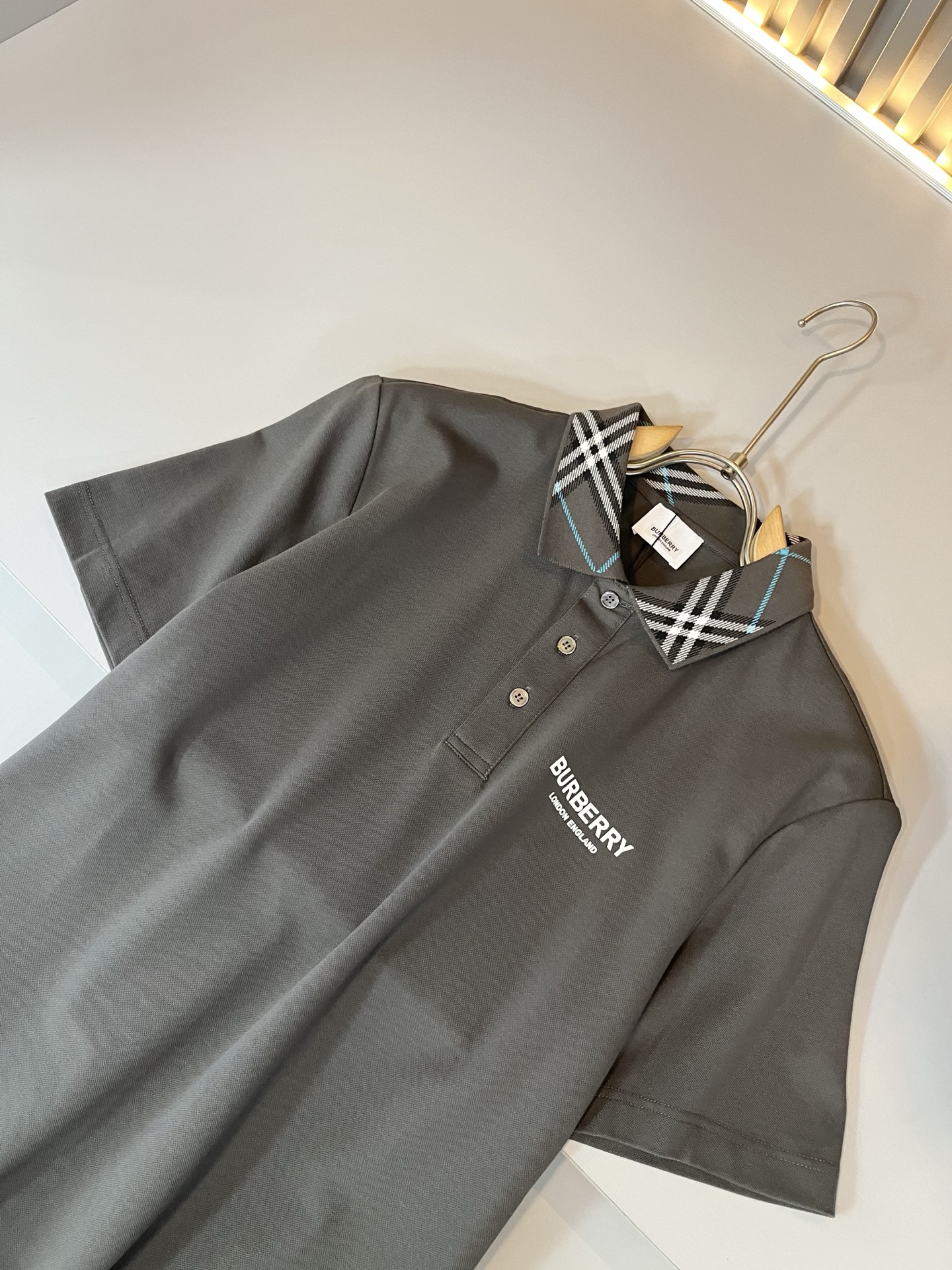  Bur*erry 巴*莉 2025春夏新款男士短袖Polo衫，品牌最新设计元素！既不单调也不复杂,恰到