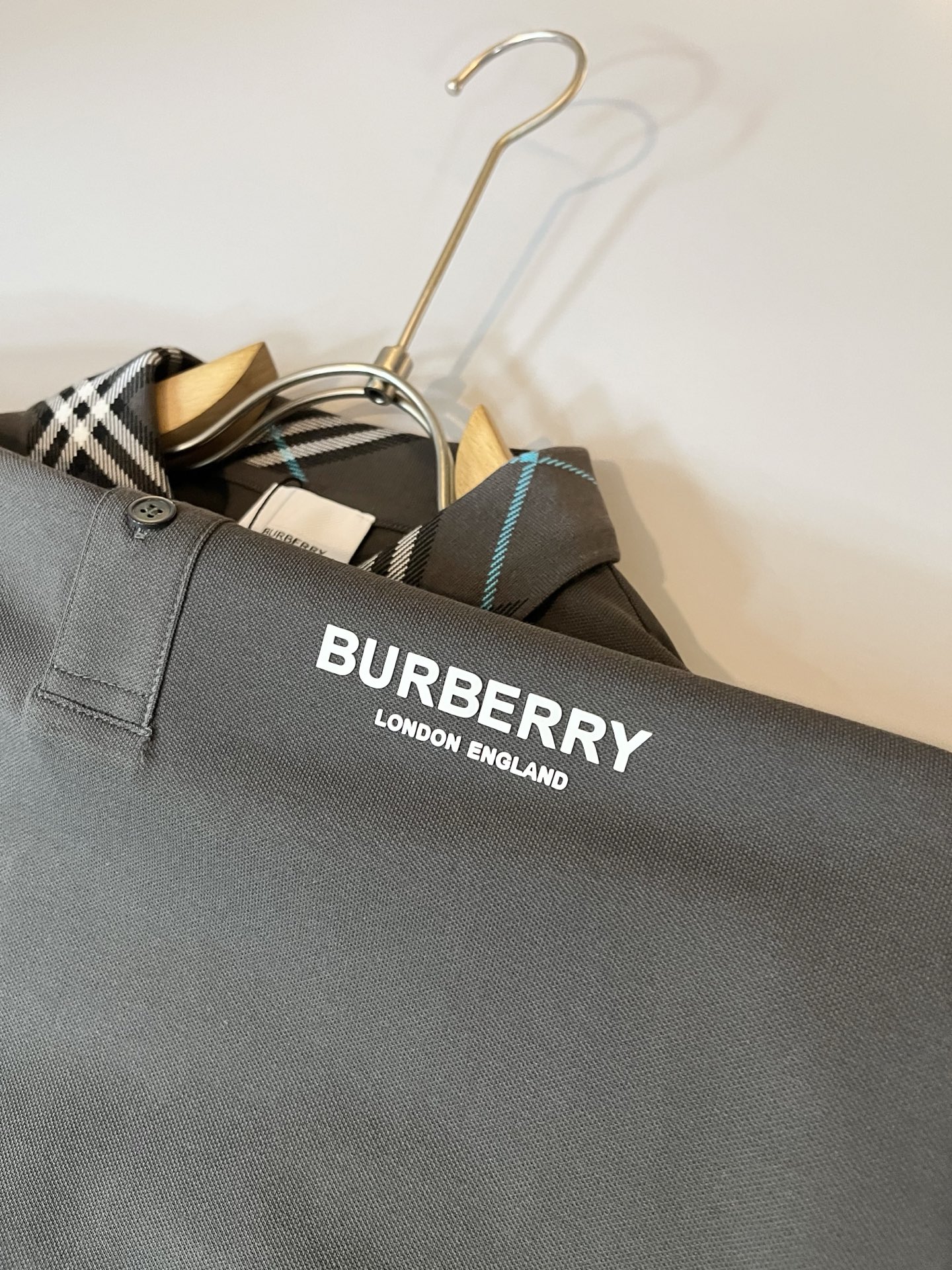  Bur*erry 巴*莉 2025春夏新款男士短袖Polo衫，品牌最新设计元素！既不单调也不复杂,恰到