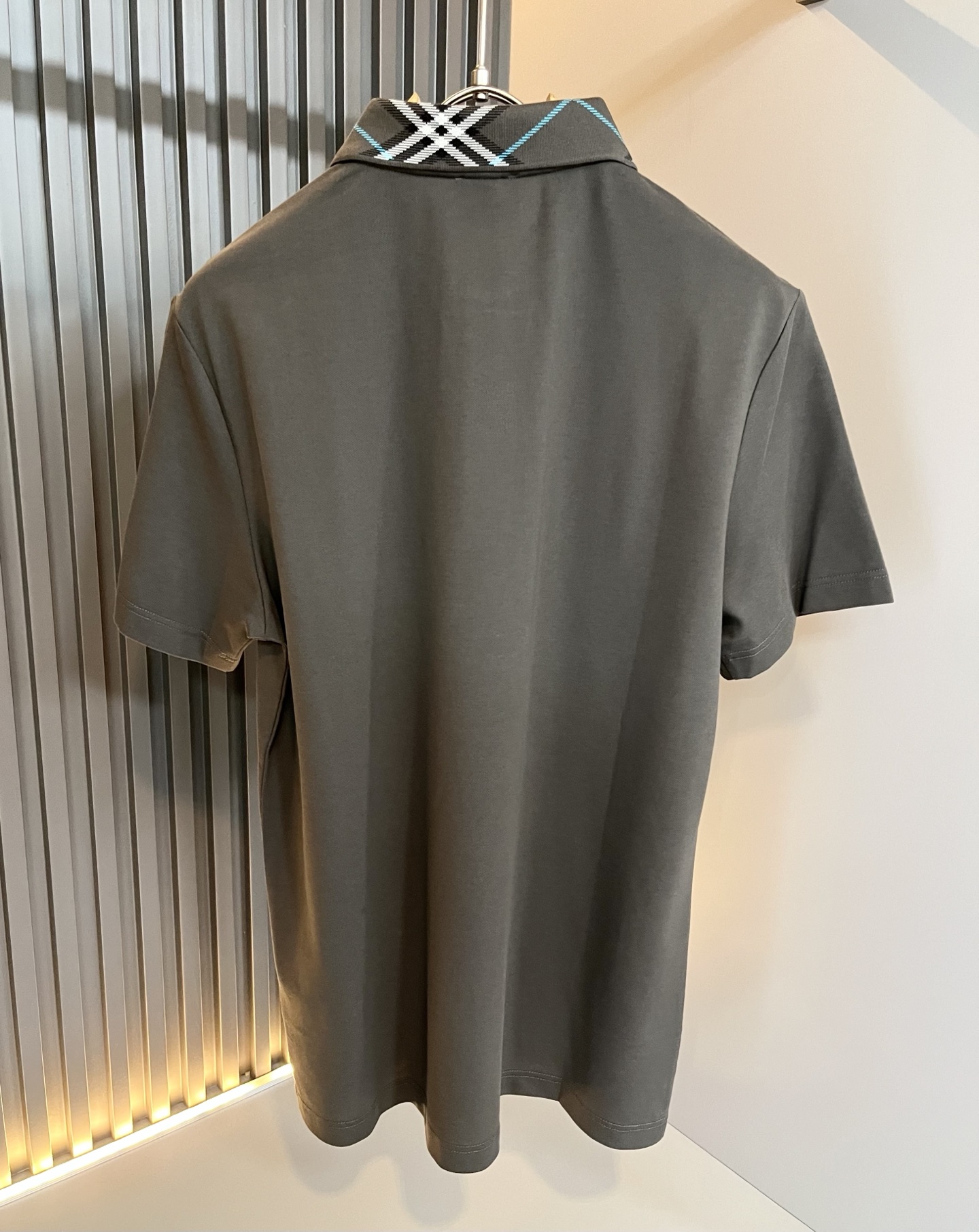  Bur*erry 巴*莉 2025春夏新款男士短袖Polo衫，品牌最新设计元素！既不单调也不复杂,恰到