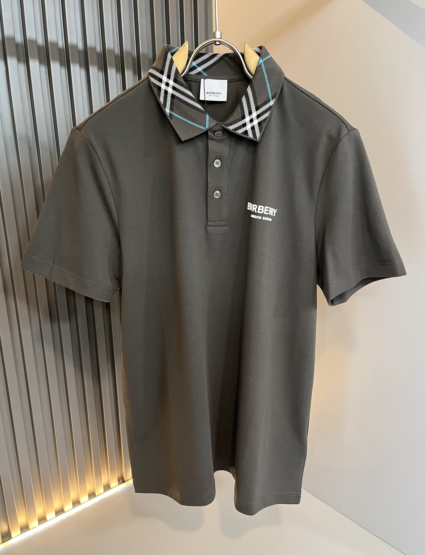  Bur*erry 巴*莉 2025春夏新款男士短袖Polo衫，品牌最新设计元素！既不单调也不复杂,恰到