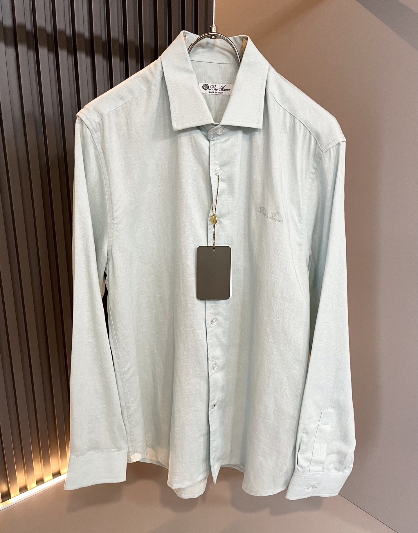 NO:509120,Loro Piana Nouyou Pianya 2025 autumn and winter men's shirt, the latest trade orders and all the quality!  !  Internet celebrity style!  The upper body is comfortable and breathable, not stiff, and the overall body has a rich three-dimensional feeling, quality export orders, and chest logo pattern embroidery design!  Customized exclusive cotton and linen fabric tailoring to meet the simple needs of commuters for dressing. The upper body works well, looks slim and is not picky about the figure. The fabric workmanship is impeccable. Only good craftsmanship can make you look good and tasteful. It is a must-have item for everyone!  Size M-3XL, loro piana, alexander wang19860909Loro Piana诺悠翩雅 2025秋冬男士衬衣,最新的贸易订单全品相！！网红款！上身舒适透气,不僵硬,整体有着丰富的立体感,品质出口订单,胸前logo图案刺绣设计！定制专属棉麻面料剪裁,满足通勤人们对于着装的简约需求,上身效果很好,显瘦,不挑剔身材.面料做工....无可挑剔,好工艺好面料才能穿出好品味一款,人手必备单品！尺码M-3XL,,loro piana,alexander wang,Men's clothing